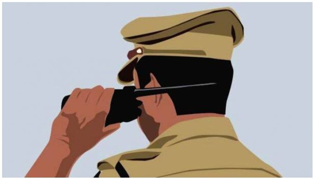 <p>:భర్తతో గొడవపడిన ఓ వివాహిత తన ఐదేళ్ల కొడుకును తీసుకొని అర్ధరాత్రి రోడ్డుపై నడుచుకొంటూ వెళ్లింది. అయితే ఆమెను పోలీసులు గుర్తించి విచారిస్తే భర్తతో గొడవపడి వెళ్లున్న విషయం వెలుగు చూసింది. </p> <p>:భర్తతో గొడవపడిన ఓ వివాహిత తన ఐదేళ్ల కొడుకును తీసుకొని అర్ధరాత్రి రోడ్డుపై నడుచుకొంటూ వెళ్లింది. అయితే ఆమెను పోలీసులు గుర్తించి విచారిస్తే భర్తతో గొడవపడి వెళ్లున్న విషయం వెలుగు చూసింది. </p>