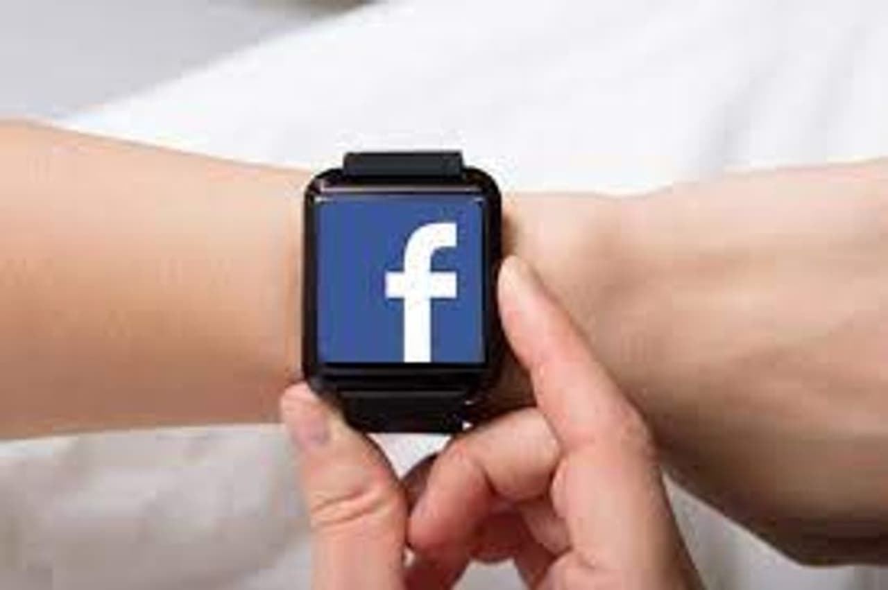 <p>ఫేస్బుక్ స్మార్ట్ వాచ్ డిస్ ప్లేతో రెండు కెమెరాలు అందుబాటులో ఉంటాయి. ఒక కెమెరా ఫోటోల కోసం, మరొకటి ఫేస్బుక్ వీడియోలను షేర్ చేయడానికి ఉపయోగించబడుతుంది. అలాగే మీరు స్మార్ట్ వాచ్ తో వచ్చే ఫ్రంట్ కెమెరాతో వీడియో కాలింగ్ కూడా చేయవచ్చు. కెమెరాలో ఆటో ఫోకస్ కూడా ఉంటుంది. ఈ కెమెరా వీడియో క్వాలిటీ 1080 పిక్సెల్స్. వ్యాక్ ప్యానెల్ కెమెరా వీడియో రికార్డింగ్ కోసం ఉపయోగపడుతుంది. ఇంకా బ్యాక్ ప్యానెల్ స్టెయిన్ లెస్ స్టీల్ తో వస్తుంది. ఒక నివేదిక ప్రకారం ఫేస్ బుక్ మొదటి స్మార్ట్ వాచ్ కోసం బ్యాక్ ప్యాక్ వంటి సంస్థలతో చర్చలు జరుపుతోంది.</p> <p>ఫేస్బుక్ స్మార్ట్ వాచ్ డిస్ ప్లేతో రెండు కెమెరాలు అందుబాటులో ఉంటాయి. ఒక కెమెరా ఫోటోల కోసం, మరొకటి ఫేస్బుక్ వీడియోలను షేర్ చేయడానికి ఉపయోగించబడుతుంది. అలాగే మీరు స్మార్ట్ వాచ్ తో వచ్చే ఫ్రంట్ కెమెరాతో వీడియో కాలింగ్ కూడా చేయవచ్చు. కెమెరాలో ఆటో ఫోకస్ కూడా ఉంటుంది. ఈ కెమెరా వీడియో క్వాలిటీ 1080 పిక్సెల్స్. వ్యాక్ ప్యానెల్ కెమెరా వీడియో రికార్డింగ్ కోసం ఉపయోగపడుతుంది. ఇంకా బ్యాక్ ప్యానెల్ స్టెయిన్ లెస్ స్టీల్ తో వస్తుంది. ఒక నివేదిక ప్రకారం ఫేస్ బుక్ మొదటి స్మార్ట్ వాచ్ కోసం బ్యాక్ ప్యాక్ వంటి సంస్థలతో చర్చలు జరుపుతోంది.</p>