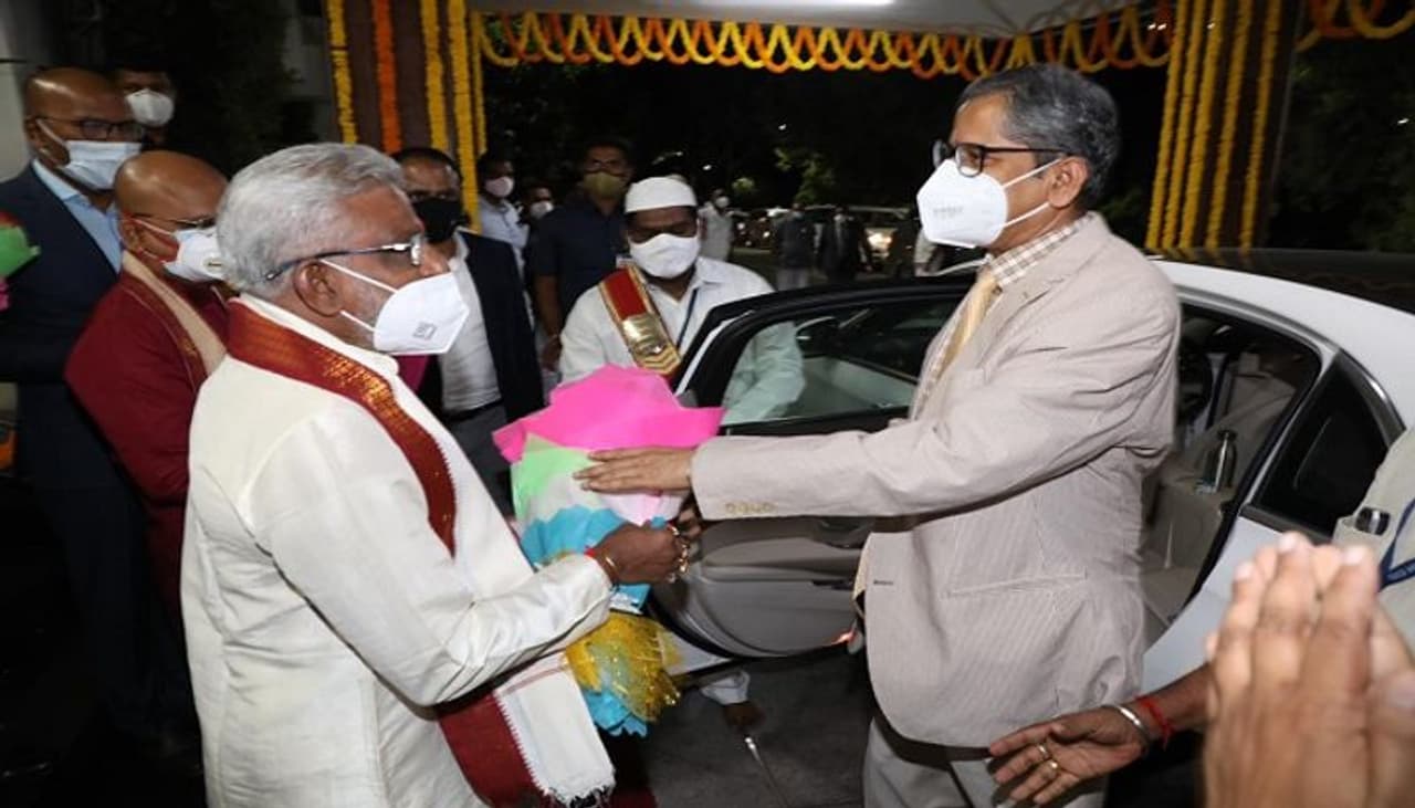 <p>సుప్రీంకోర్టు చీఫ్ జస్టిస్ ఎన్.వి రమణకు తిరుమల శ్రీవారి దర్శనం చేసుకున్నారు. ఆయనకు ఘన స్వాగతం లభించింది. </p> <p>సుప్రీంకోర్టు చీఫ్ జస్టిస్ ఎన్.వి రమణకు తిరుమల శ్రీవారి దర్శనం చేసుకున్నారు. ఆయనకు ఘన స్వాగతం లభించింది. </p>