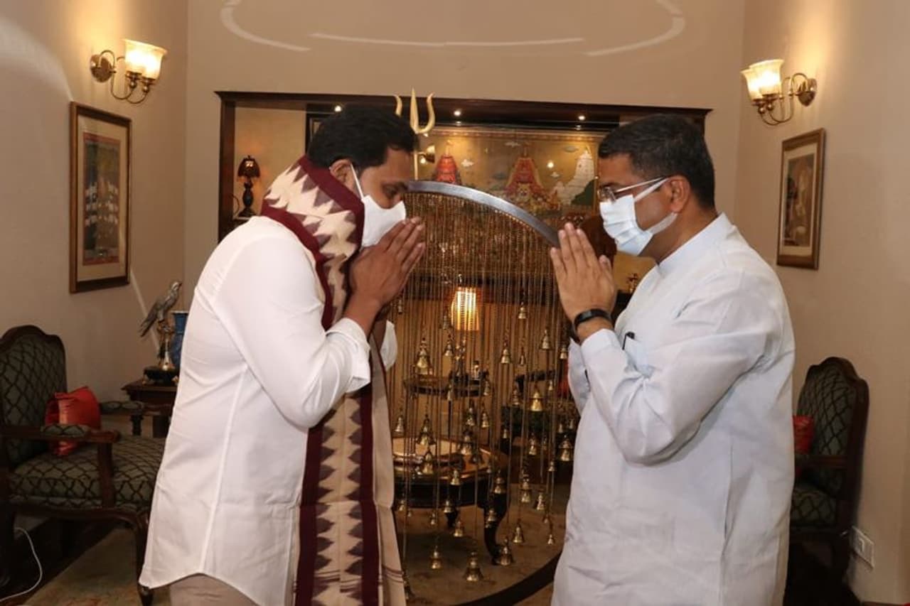 న్యూఢిల్లీ: ఏపీలో కచ్చితంగా పెట్రో కాంప్లెక్స్ను ఏర్పాటు చేస్తామని ముఖ్యమంత్రి జగన్మోహన్ రెడ్డికి కేంద్ర పెట్రోలియం మరియు సహజవాయువుల శాఖమంత్రి ధర్మేంద్ర ప్రధాన్ హామీ ఇచ్చినట్లు తెలుస్తోంది. వయబిలిటీ గ్యాప్ ఫండ్ విషయంలోనూ ధర్మేంద్ర ప్రధాన్ సానుకూలంగా స్పందించినట్లు సమాచారం. వచ్చేవారం ఏపీ చీఫ్ సెక్రటరీ, పెట్రోలియం శాఖలోని కార్యదర్శులతో ఒక సమావేశం ఏర్పాటు చేసి విధివిధానాలను ఖరారు చేస్తామని జగన్ కు కేంద్ర మంత్రి భరోసా ఇచ్చారు. న్యూఢిల్లీ: ఏపీలో కచ్చితంగా పెట్రో కాంప్లెక్స్ను ఏర్పాటు చేస్తామని ముఖ్యమంత్రి జగన్మోహన్ రెడ్డికి కేంద్ర పెట్రోలియం మరియు సహజవాయువుల శాఖమంత్రి ధర్మేంద్ర ప్రధాన్ హామీ ఇచ్చినట్లు తెలుస్తోంది. వయబిలిటీ గ్యాప్ ఫండ్ విషయంలోనూ ధర్మేంద్ర ప్రధాన్ సానుకూలంగా స్పందించినట్లు సమాచారం. వచ్చేవారం ఏపీ చీఫ్ సెక్రటరీ, పెట్రోలియం శాఖలోని కార్యదర్శులతో ఒక సమావేశం ఏర్పాటు చేసి విధివిధానాలను ఖరారు చేస్తామని జగన్ కు కేంద్ర మంత్రి భరోసా ఇచ్చారు.