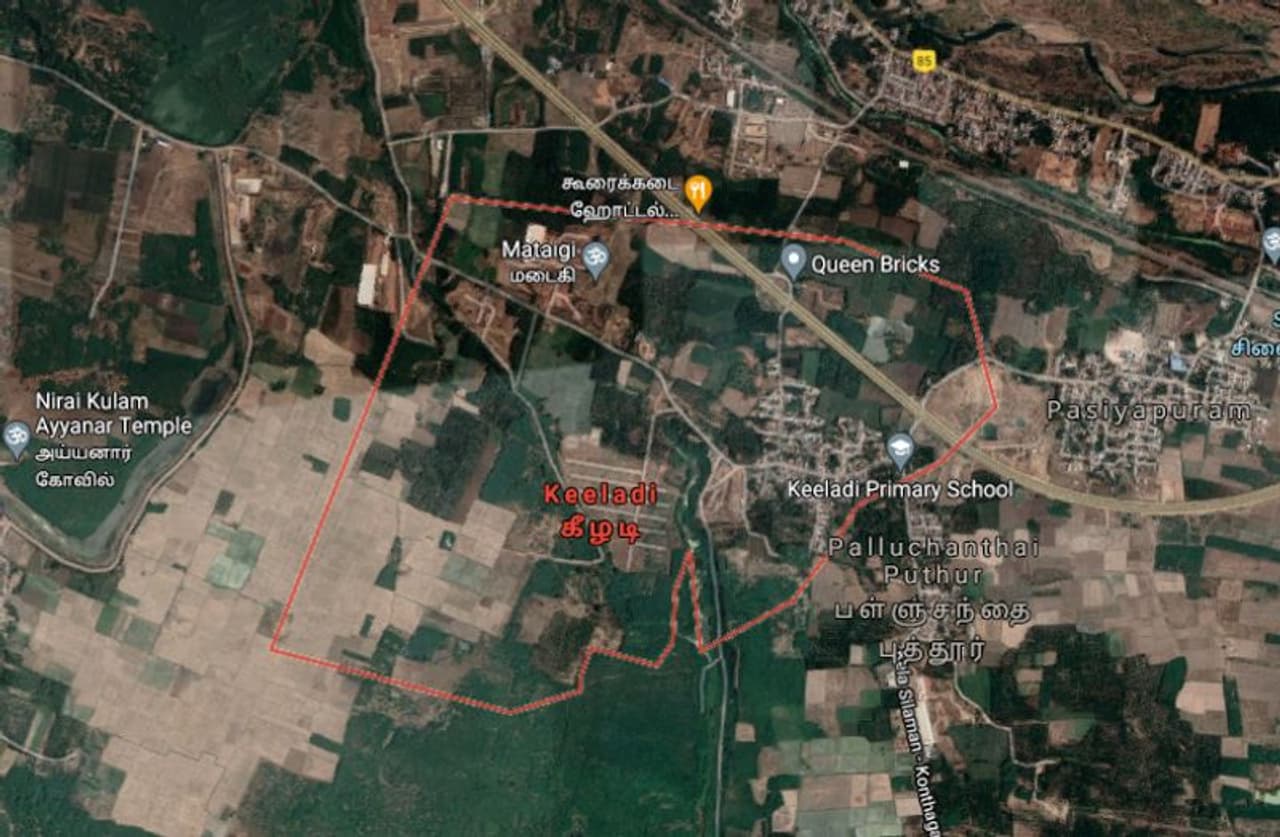 <p>തമിഴ്‌നാട്ടിലെ മധുരയിൽ നിന്ന് 12 കിലോമീറ്റർ തെക്ക് കിഴക്കാണ് ഇപ്പോള്‍ ഉദ്ഖനനം നടക്കുന്ന കീഴടി ഉദ്ഖനന മേഖല. പുരാവസ്തു ശാസ്ത്രജ്ഞനായ അമർനാഥ് രാമകൃഷ്ണന്‍റെ നേതൃത്വത്തിൽ 2015 ലാണ് കേന്ദ്ര പുരാവസ്തു വകുപ്പ് ഇവിടെ ആദ്യമായി ഉദ്ഖനനം നടത്തുന്നത്.&nbsp;</p>