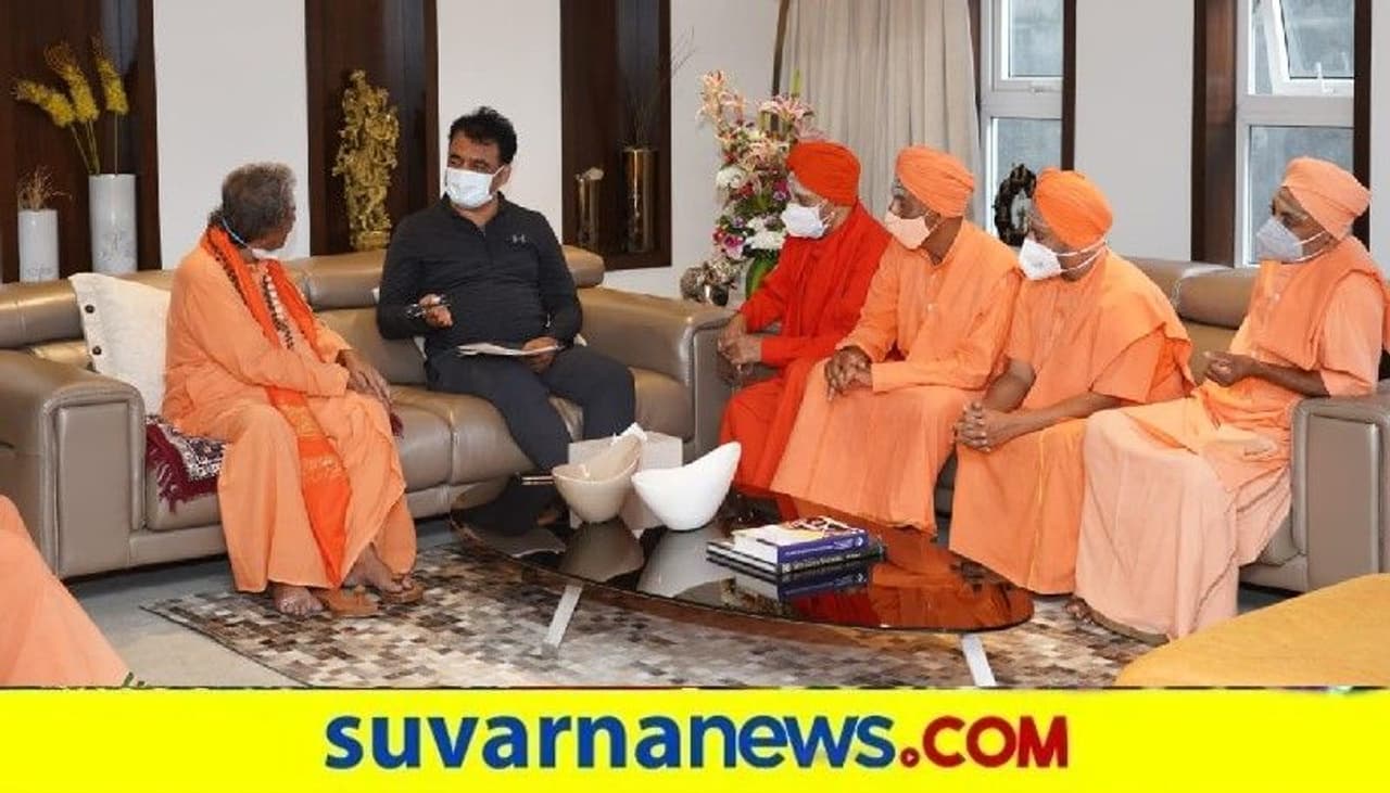 <p>ಮೂವತ್ತಕ್ಕೂ ಹೆಚ್ಚು ಸ್ವಾಮೀಜಿಗಳು ಶುಕ್ರವಾರ ಬೆಳಗ್ಗೆ ಬೆಂಗಳೂರಿನಲ್ಲಿ ಉಪ ಮುಖ್ಯಮಂತ್ರಿ ಡಾ.ಸಿ.ಎನ್.ಅಶ್ವತ್ಥನಾರಾಯಣ ಅವರನ್ನು ಭೇಟಿಯಾಗಿ ಮಾತುಕತೆ ನಡೆಸಿದರು. </p> <p>ಮೂವತ್ತಕ್ಕೂ ಹೆಚ್ಚು ಸ್ವಾಮೀಜಿಗಳು ಶುಕ್ರವಾರ ಬೆಳಗ್ಗೆ ಬೆಂಗಳೂರಿನಲ್ಲಿ ಉಪ ಮುಖ್ಯಮಂತ್ರಿ ಡಾ.ಸಿ.ಎನ್.ಅಶ್ವತ್ಥನಾರಾಯಣ ಅವರನ್ನು ಭೇಟಿಯಾಗಿ ಮಾತುಕತೆ ನಡೆಸಿದರು. </p>