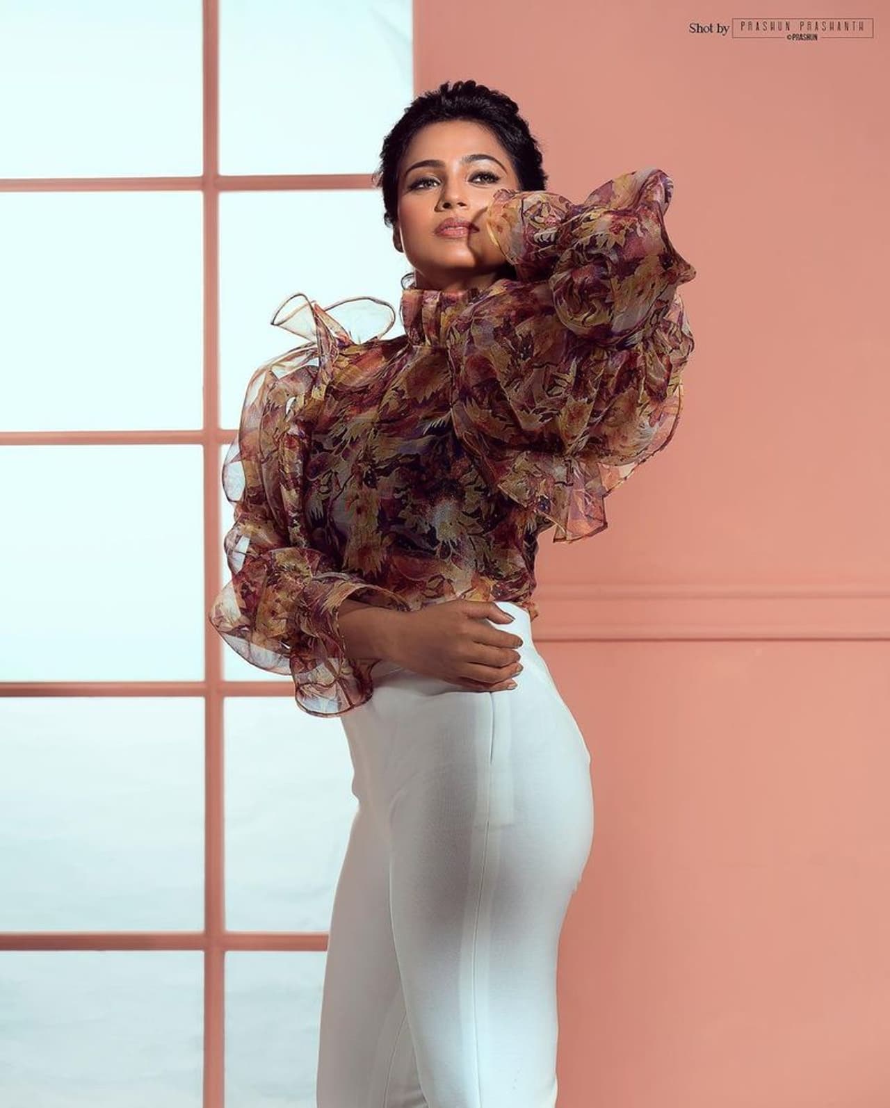 <p>பிக்பாஸ் நிகழ்ச்சிக்கு பின், அடுத்த கட்டத்தை நோக்கி நகர்ந்து கொண்டிருக்கும் ரம்யா பாண்டியனுக்கு, பல படங்களின் வாய்ப்புகள் தேடி வர துவங்கியுள்ளது. பிக்பாஸ் வீட்டை விட்டு வெளியில் வந்த ஒரு வாரத்திலேயே... நடிகர் சூர்யா தயாரிக்கும் படத்தில் இரண்டு நாயகிகளில் ஒருவராக நடிக்க கமிட் ஆனார்.</p><p> </p> <p>பிக்பாஸ் நிகழ்ச்சிக்கு பின், அடுத்த கட்டத்தை நோக்கி நகர்ந்து கொண்டிருக்கும் ரம்யா பாண்டியனுக்கு, பல படங்களின் வாய்ப்புகள் தேடி வர துவங்கியுள்ளது. பிக்பாஸ் வீட்டை விட்டு வெளியில் வந்த ஒரு வாரத்திலேயே... நடிகர் சூர்யா தயாரிக்கும் படத்தில் இரண்டு நாயகிகளில் ஒருவராக நடிக்க கமிட் ஆனார்.</p><p> </p>