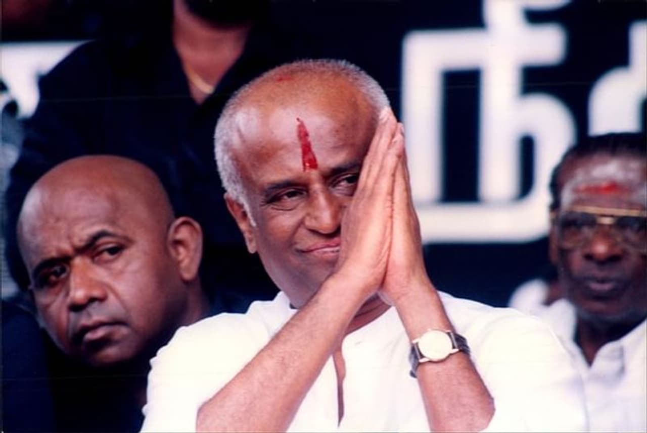 <p>A few days ago, superstar Rajinikanth left for the US for his annual health check up with his daughter Aishwarya Dhanush. Today a picture going viral where we can see Rajini and Aishwarya walking out of Mayo Clinic medical centre in Florida. </p> <p>A few days ago, superstar Rajinikanth left for the US for his annual health check up with his daughter Aishwarya Dhanush. Today a picture going viral where we can see Rajini and Aishwarya walking out of Mayo Clinic medical centre in Florida. </p>