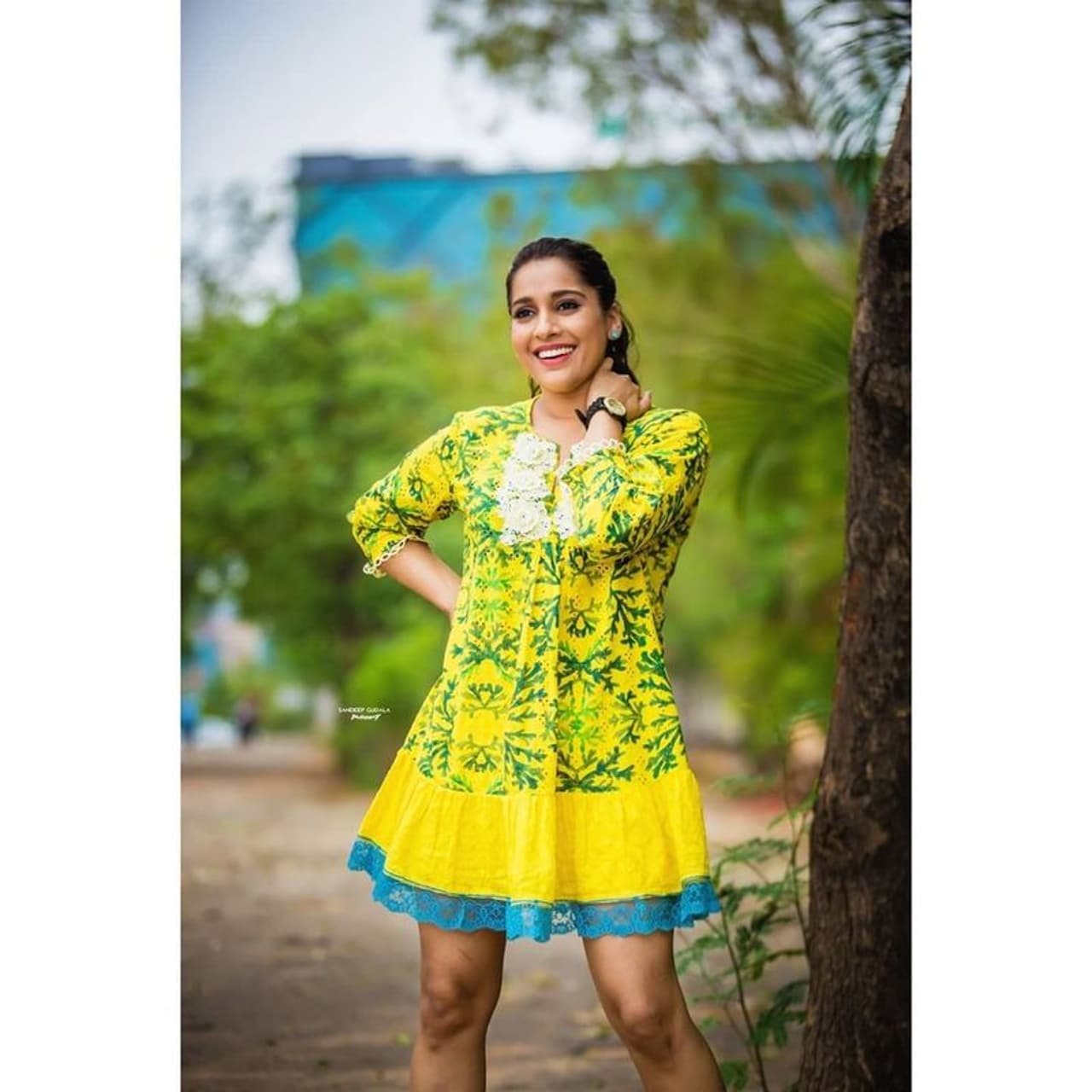 ఏళ్లకు ఏళ్ళు గడుస్తున్నా రష్మీ అందాలకు మెరుపు తగ్గడం లేదు, ఆమె డిమాండ్ తగ్గడం లేదు. రష్మీ షోలో ఉందంటే ఎగబడి చూసే రసిక శిఖామణులు ఎందరో ఉన్నారు. పొట్టిబట్టలలో రష్మీ చిట్టి చిట్టి మాటలు వాళ్ళ మనసును దోచేస్తున్నాయి. ఏళ్లకు ఏళ్ళు గడుస్తున్నా రష్మీ అందాలకు మెరుపు తగ్గడం లేదు, ఆమె డిమాండ్ తగ్గడం లేదు. రష్మీ షోలో ఉందంటే ఎగబడి చూసే రసిక శిఖామణులు ఎందరో ఉన్నారు. పొట్టిబట్టలలో రష్మీ చిట్టి చిట్టి మాటలు వాళ్ళ మనసును దోచేస్తున్నాయి.