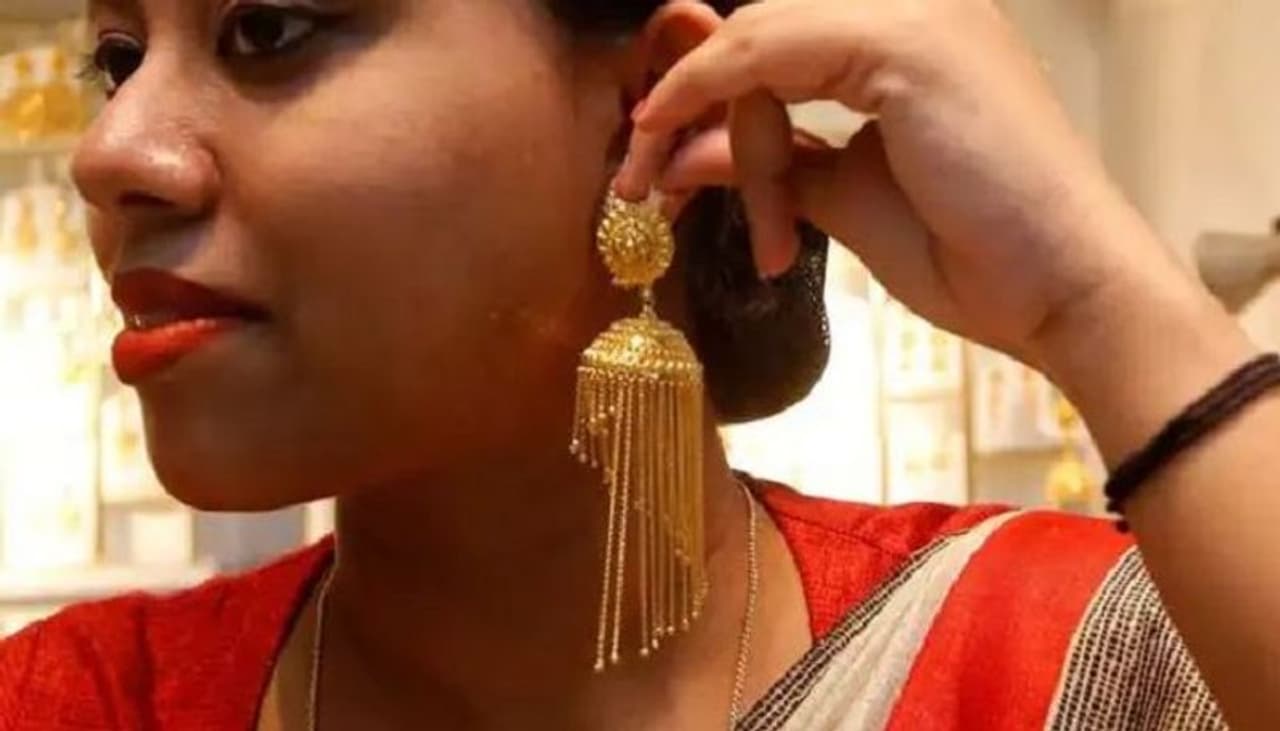 <p>ಹೌದು, ಚಿನ್ನದಲ್ಲಿ ಅನೇಕ ಗುಣಗಳಿವೆ ಎಂಬುದು ಸಂಶೋಧನೆಯಲ್ಲೂ ಸ್ಪಷ್ಟವಾಗಿದೆ. ಚಿನ್ನವು ನೈಸರ್ಗಿಕ ವಿಷಕಾರಿಯಲ್ಲದ ಖನಿಜವಾಗಿದ್ದು, ಇದು ನಮ್ಮ ಎಲ್ಲಾ ಆರೋಗ್ಯ ಸಮಸ್ಯೆಗಳನ್ನು ಪರಿಹರಿಸುತ್ತದೆ. ಚಿನ್ನದ ಆರೋಗ್ಯ ಪ್ರಯೋಜನಗಳನ್ನು ನಾವು ತಿಳಿಯೋಣ.</p>