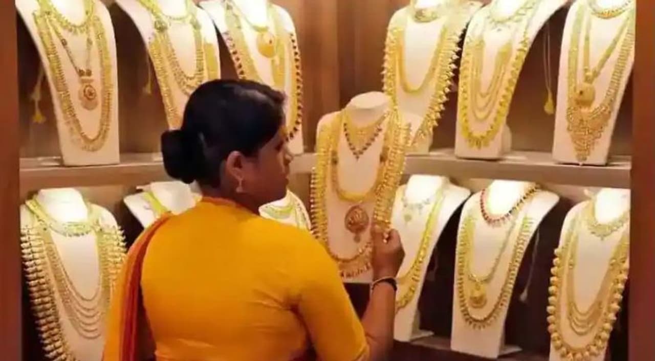 <p>ಚಿನ್ನ ಅಂದ್ರೆ ಎಲ್ಲರಿಗೂ ಬಹಳ ಪ್ರಿಯ, ಅದರಲ್ಲೂ ಈ ಹಳದಿ ಲೋಹ ಹೆಣ್ಮಕ್ಕಳ ಸೌಂದರ್ಯ ಮತ್ತಷ್ಟು ಹೆಚ್ಚಿಸುತ್ತೆ.</p> <p>ಚಿನ್ನ ಅಂದ್ರೆ ಎಲ್ಲರಿಗೂ ಬಹಳ ಪ್ರಿಯ, ಅದರಲ್ಲೂ ಈ ಹಳದಿ ಲೋಹ ಹೆಣ್ಮಕ್ಕಳ ಸೌಂದರ್ಯ ಮತ್ತಷ್ಟು ಹೆಚ್ಚಿಸುತ್ತೆ.</p>