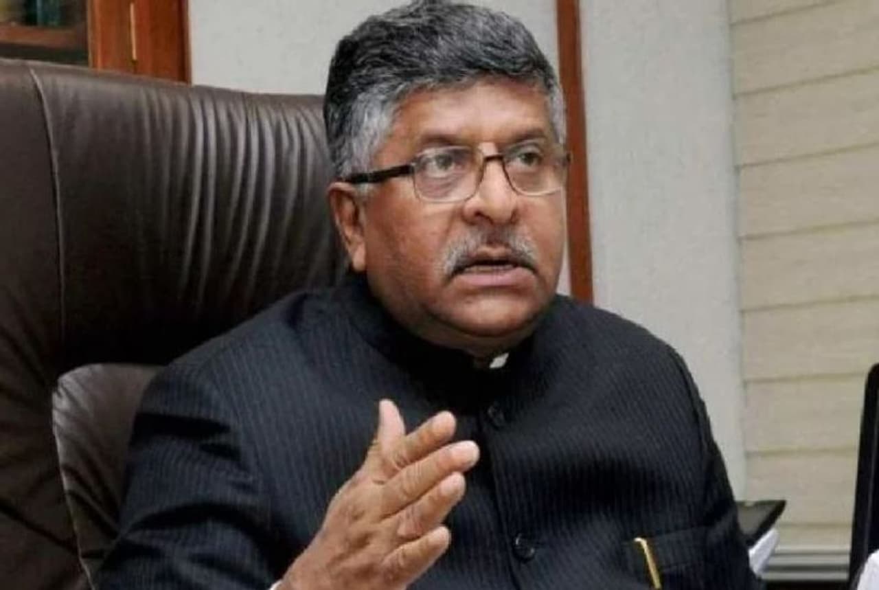 <p>ఈ కొత్త నిబంధనలను ప్రవేశపెట్టిన తరువాత నేషనల్ బ్రాడ్కాస్టర్స్ అసోసియేషన్ (ఎన్బిఎ) టీవీ ఛానెల్స్ అండ్ వార్తాపత్రికల డిజిటల్ ప్లాట్ఫారమ్లను కొత్త నిబంధనల నుండి మినహాయింపు ఇవ్వాలని అభ్యర్థించింది, కానీ దీనిని ప్రభుత్వం తిరస్కరించింది. దీంతో ఇప్పుడు కొత్త ఐటి నియమాలు టీవీ ఛానెల్స్ ఇంకా వార్తాపత్రికల డిజిటల్ ప్లాట్ఫామ్లకు కూడా వర్తించనూన్నాయి. ఈ ప్లాట్ఫారమ్లకు ఇప్పటికే అనేక రకాల నిబంధనలు ఉన్నాయని ఎన్బిఎ ప్రభుత్వాన్ని అభ్యర్థించింది, వీటికి అదనంగా మరో కొత్త నిబంధనను వర్తింపచేయడం సరైనది కాదని తెలిపింది.</p> <p>ఈ కొత్త నిబంధనలను ప్రవేశపెట్టిన తరువాత నేషనల్ బ్రాడ్కాస్టర్స్ అసోసియేషన్ (ఎన్బిఎ) టీవీ ఛానెల్స్ అండ్ వార్తాపత్రికల డిజిటల్ ప్లాట్ఫారమ్లను కొత్త నిబంధనల నుండి మినహాయింపు ఇవ్వాలని అభ్యర్థించింది, కానీ దీనిని ప్రభుత్వం తిరస్కరించింది. దీంతో ఇప్పుడు కొత్త ఐటి నియమాలు టీవీ ఛానెల్స్ ఇంకా వార్తాపత్రికల డిజిటల్ ప్లాట్ఫామ్లకు కూడా వర్తించనూన్నాయి. ఈ ప్లాట్ఫారమ్లకు ఇప్పటికే అనేక రకాల నిబంధనలు ఉన్నాయని ఎన్బిఎ ప్రభుత్వాన్ని అభ్యర్థించింది, వీటికి అదనంగా మరో కొత్త నిబంధనను వర్తింపచేయడం సరైనది కాదని తెలిపింది.</p>