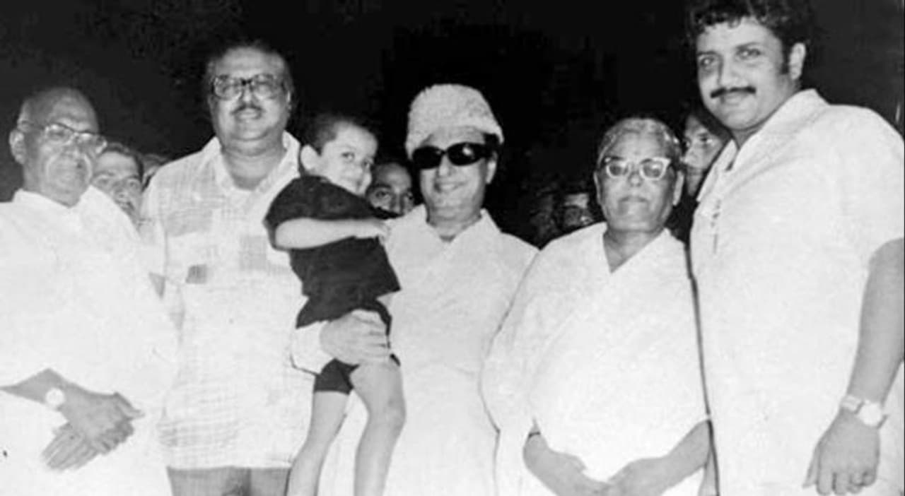 <p>பொதுவாகவே, முன்னணி ஹீரோ, ஹீரோயின்களின், குழந்தை பருவ புகைப்படம் வெளியானால் அது ரசிகர்களால் அதிக அளவில் பார்க்கப்படும். </p> <p>பொதுவாகவே, முன்னணி ஹீரோ, ஹீரோயின்களின், குழந்தை பருவ புகைப்படம் வெளியானால் அது ரசிகர்களால் அதிக அளவில் பார்க்கப்படும். </p>