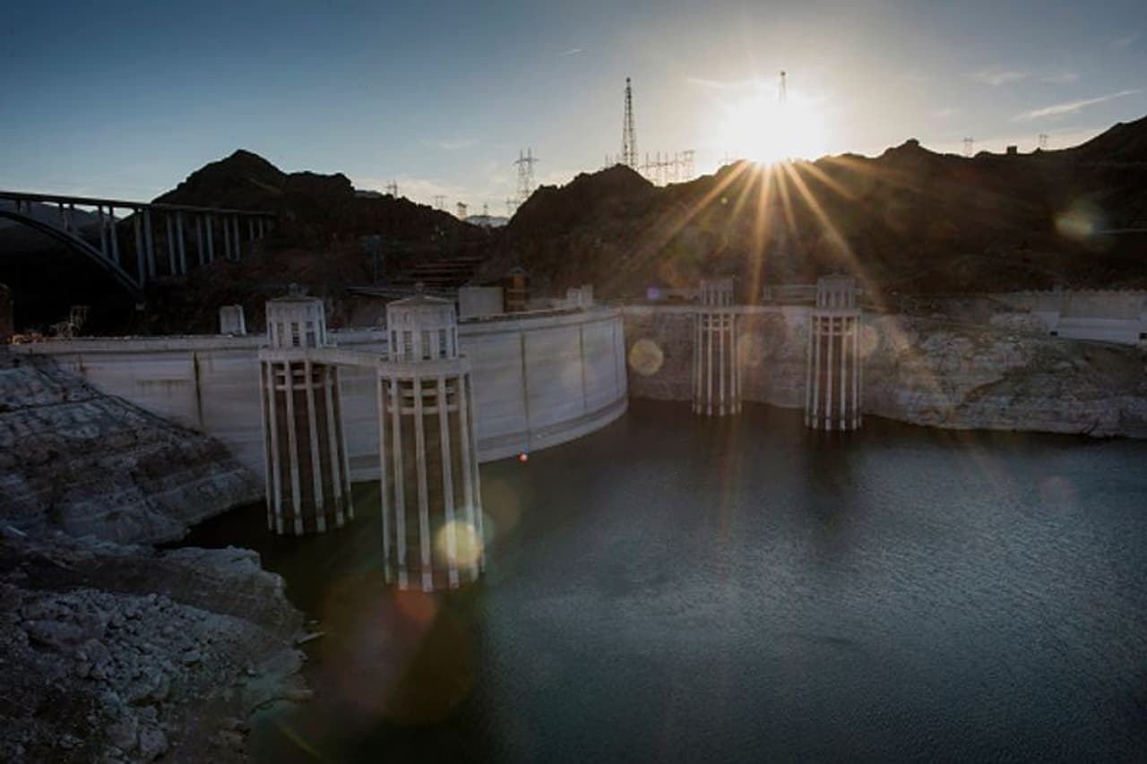 <p>1930 ൽ ലാസ് വെഗാസിൽ നിന്ന് 30 മൈൽ കിഴക്കായി നെവാഡ അരിസോണ അതിർത്തിയിലെ കൊളറാഡോ നദിയില് പണിത ഹൂവര് ഡാമാണ് അമേരിക്കയിലെ ഏറ്റവും വലിയ ജലസംഭരണി. എന്നാല് ഇന്ന് ഈ വലിയ ജലസംഭരണി പതുക്കെ വറ്റുകയാണെന്നാണ് കണക്കുകള് കാണിക്കുന്നത്. </p> <p>1930 ൽ ലാസ് വെഗാസിൽ നിന്ന് 30 മൈൽ കിഴക്കായി നെവാഡ അരിസോണ അതിർത്തിയിലെ കൊളറാഡോ നദിയില് പണിത ഹൂവര് ഡാമാണ് അമേരിക്കയിലെ ഏറ്റവും വലിയ ജലസംഭരണി. എന്നാല് ഇന്ന് ഈ വലിയ ജലസംഭരണി പതുക്കെ വറ്റുകയാണെന്നാണ് കണക്കുകള് കാണിക്കുന്നത്. </p>