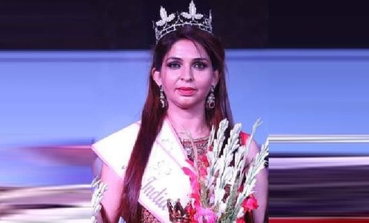 <p>ಪ್ರಿಯಾಂಕಾ ಮೊದಲು ಈ ಉದ್ಯಮಿಯನ್ನು ತಮ್ಮ ಸೌಂದರ್ಯಪಾಶಕ್ಕೆ ಸಿಲುಕಿಸಿದ್ದಾರೆ ಹಾಗೂ ಗೆಳೆತನ ಮಾಡಿ ಲಕ್ಷಾಂತರ ರೂಪಾಯಿ ಹಣ ಲೂಟಿ ಹೊಡೆದಿದ್ದಾರೆ ಎಂಬ ಆರೋಪವಿದೆ. ಇದಕ್ಕೂ ಮುನ್ನ ಉದ್ಯಮಿಗೆ ಅಶ್ಲೀಲ ಸಿಡಿ ಕಳುಹಿಸಿ ಮೂವತ್ತು ಲಕ್ಷ ಪಪೀಕಿದ್ದ ಈ ಸುಂದರಿ, ಈಗ ಒಂದು ಕೋಟಿ ನಗದು ಹಾಗೂ ಜಮೀನು ನೀಡುವಂತೆ ಬೇಡಿಕೆ ಇಟ್ಟಿದ್ದರೆನ್ನಲಾಗಿದೆ.<br /> </p> <p>ಪ್ರಿಯಾಂಕಾ ಮೊದಲು ಈ ಉದ್ಯಮಿಯನ್ನು ತಮ್ಮ ಸೌಂದರ್ಯಪಾಶಕ್ಕೆ ಸಿಲುಕಿಸಿದ್ದಾರೆ ಹಾಗೂ ಗೆಳೆತನ ಮಾಡಿ ಲಕ್ಷಾಂತರ ರೂಪಾಯಿ ಹಣ ಲೂಟಿ ಹೊಡೆದಿದ್ದಾರೆ ಎಂಬ ಆರೋಪವಿದೆ. ಇದಕ್ಕೂ ಮುನ್ನ ಉದ್ಯಮಿಗೆ ಅಶ್ಲೀಲ ಸಿಡಿ ಕಳುಹಿಸಿ ಮೂವತ್ತು ಲಕ್ಷ ಪಪೀಕಿದ್ದ ಈ ಸುಂದರಿ, ಈಗ ಒಂದು ಕೋಟಿ ನಗದು ಹಾಗೂ ಜಮೀನು ನೀಡುವಂತೆ ಬೇಡಿಕೆ ಇಟ್ಟಿದ್ದರೆನ್ನಲಾಗಿದೆ.<br /> </p>