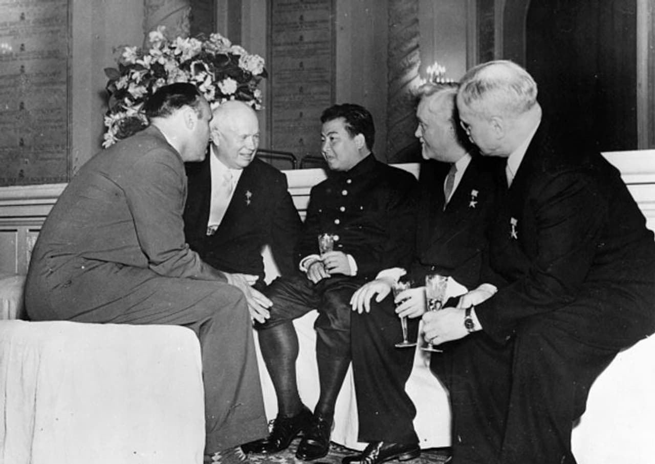 <p>1863 മുതല് 1953 വരെ കംബോഡിയ ഫ്രാൻസിന്റെ കോളനിയായിരുന്നു. 1941 ല് പത്തൊമ്പത് വയസ്സുള്ള നരോദം സിഹാനുക് രാജകുമാരനെ ഫ്രഞ്ചുകാര് രാജാവായി വാഴിച്ചു. 1953 ൽ കംബോഡിയ ഫ്രാന്സില് നിന്ന് സ്വാതന്ത്ര്യം നേടി. അച്ഛനെ രാജാവാക്കി നരോദം സിഹാനുക് രാഷ്ട്രീയത്തിലിറങ്ങി തെരഞ്ഞടുപ്പില് വിജയച്ച് കംബോഡിയയുടെ പ്രധാനമന്ത്രിയായി. 15 വര്ഷം ഭരിച്ചു. പക്ഷേ അതിനിടെ ലോകത്ത് മുതലാളിത്തവും കമ്മ്യൂണിസവും എന്ന രണ്ട് പ്രത്യയശാസ്ത്ര രാഷ്ട്രീയ ആശയധാരകള് ഉടലെടുക്കുകയും രാജ്യങ്ങള് രണ്ട് ചേരികളായി മാറുകയും ചെയ്തിരുന്നു. </p> <p>1863 മുതല് 1953 വരെ കംബോഡിയ ഫ്രാൻസിന്റെ കോളനിയായിരുന്നു. 1941 ല് പത്തൊമ്പത് വയസ്സുള്ള നരോദം സിഹാനുക് രാജകുമാരനെ ഫ്രഞ്ചുകാര് രാജാവായി വാഴിച്ചു. 1953 ൽ കംബോഡിയ ഫ്രാന്സില് നിന്ന് സ്വാതന്ത്ര്യം നേടി. അച്ഛനെ രാജാവാക്കി നരോദം സിഹാനുക് രാഷ്ട്രീയത്തിലിറങ്ങി തെരഞ്ഞടുപ്പില് വിജയച്ച് കംബോഡിയയുടെ പ്രധാനമന്ത്രിയായി. 15 വര്ഷം ഭരിച്ചു. പക്ഷേ അതിനിടെ ലോകത്ത് മുതലാളിത്തവും കമ്മ്യൂണിസവും എന്ന രണ്ട് പ്രത്യയശാസ്ത്ര രാഷ്ട്രീയ ആശയധാരകള് ഉടലെടുക്കുകയും രാജ്യങ്ങള് രണ്ട് ചേരികളായി മാറുകയും ചെയ്തിരുന്നു. </p>