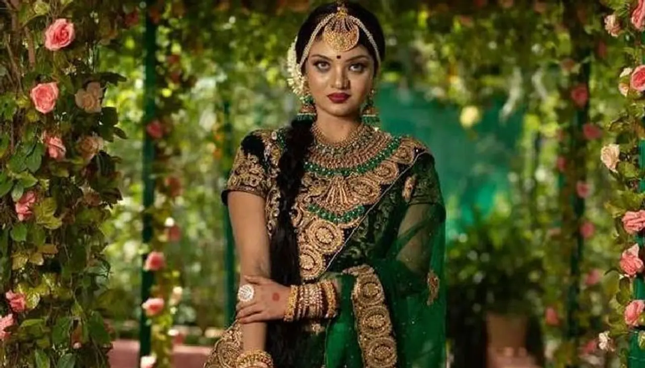 ചിത്രങ്ങളില് നവവധുവിനെപ്പോലെ മനോഹരിയായിരിക്കുകയാണ് സൂര്യ. ചിത്രങ്ങളില് നവവധുവിനെപ്പോലെ മനോഹരിയായിരിക്കുകയാണ് സൂര്യ.