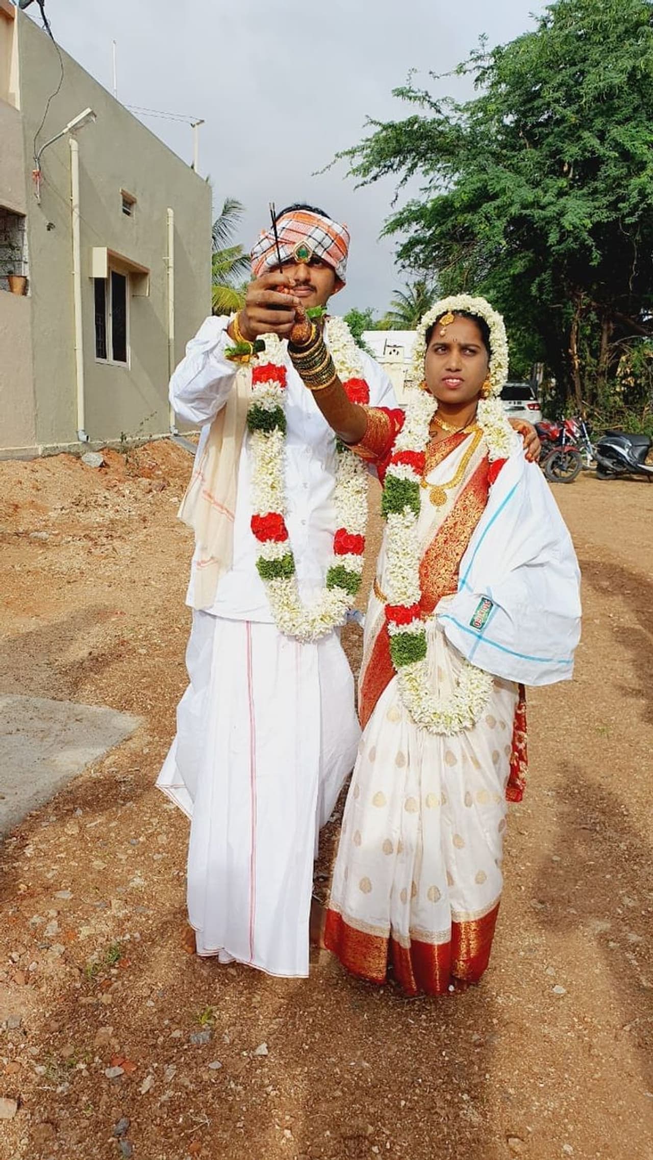 <p>ಸಿದ್ದಾಪುರ ಗ್ರಾಮದ ಸೌಮ್ಯ ಅವರನ್ನ ವರಿಸಿದ ದಾವಣಗೆರೆಯ ಪರಶುರಾಮ&nbsp;</p>