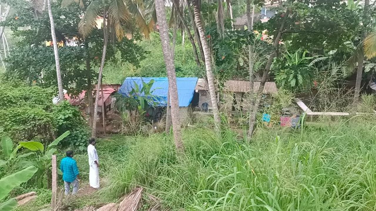 <p>ഹവുലത്തിന് വയസ്സ് 55 ആയി. ജീവിതത്തില് ഒരു കാലത്തും അവര് നല്ലകാലമെന്താണെന്ന് അറിഞ്ഞിട്ടില്ല. അർബുദം ബാധിച്ച് ഭർത്താവ് മാഹീൻ മരിച്ചിട്ട് വര്ഷങ്ങളായി. അതില് പിന്നെ മാനസിക വൈകല്യമുളള മകന്റെ സംരക്ഷണവും കുടുംബവും ഹവുലത്തിന്റെ ഒരാളുടെ ചുമതലയിലായി. മകന് മാനസീക പ്രശ്നങ്ങളുണ്ടാകുമ്പോള് ഡോക്ടറെ കാണിക്കണം. ചികിത്സിക്കണം, മരുന്ന് വേണം. ഇതിനെല്ലാം കാശും വേണം. പക്ഷേ ഏറെ ആരോഗ്യപ്രശ്നങ്ങളുള്ള അമ്പത്തിയഞ്ച് വയസുള്ള താന് ഇനിയെന്ത് ചെയ്യുമെന്നാണ് ഹവുലത്ത് ചോദിക്കുന്നത്. </p> <p>ഹവുലത്തിന് വയസ്സ് 55 ആയി. ജീവിതത്തില് ഒരു കാലത്തും അവര് നല്ലകാലമെന്താണെന്ന് അറിഞ്ഞിട്ടില്ല. അർബുദം ബാധിച്ച് ഭർത്താവ് മാഹീൻ മരിച്ചിട്ട് വര്ഷങ്ങളായി. അതില് പിന്നെ മാനസിക വൈകല്യമുളള മകന്റെ സംരക്ഷണവും കുടുംബവും ഹവുലത്തിന്റെ ഒരാളുടെ ചുമതലയിലായി. മകന് മാനസീക പ്രശ്നങ്ങളുണ്ടാകുമ്പോള് ഡോക്ടറെ കാണിക്കണം. ചികിത്സിക്കണം, മരുന്ന് വേണം. ഇതിനെല്ലാം കാശും വേണം. പക്ഷേ ഏറെ ആരോഗ്യപ്രശ്നങ്ങളുള്ള അമ്പത്തിയഞ്ച് വയസുള്ള താന് ഇനിയെന്ത് ചെയ്യുമെന്നാണ് ഹവുലത്ത് ചോദിക്കുന്നത്. </p>