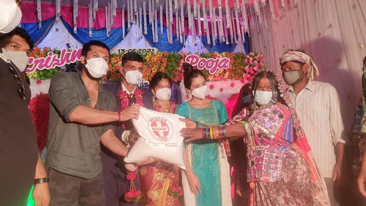 <p>ಗದಗ ಜಿಲ್ಲೆಯ ಕಳಸಾಪುರದ ಮದುವೆಯಲ್ಲಿ ವಧು, ವರರು ಊಟದ ಬದಲು ಬಡವರಿಗೆ ದಿನಕಿ ಕಿಟಿ ವಿತರಣೆ ಮಾಡಿದ್ದಾರೆ.</p>