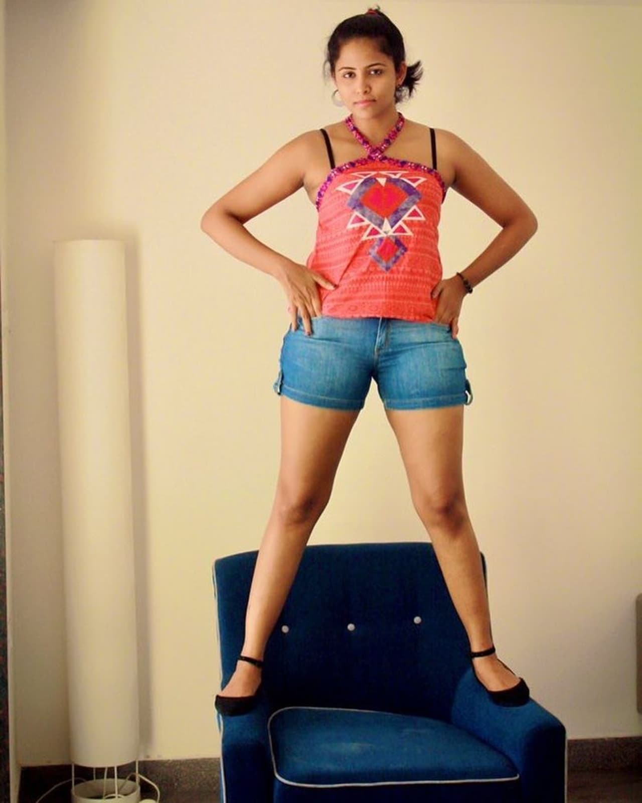 <p>சேர் மேலே நின்று செம்ம கெத்தாக போஸ் கொடுக்கும் சுபிக்ஷா </p> <p>சேர் மேலே நின்று செம்ம கெத்தாக போஸ் கொடுக்கும் சுபிக்ஷா </p>