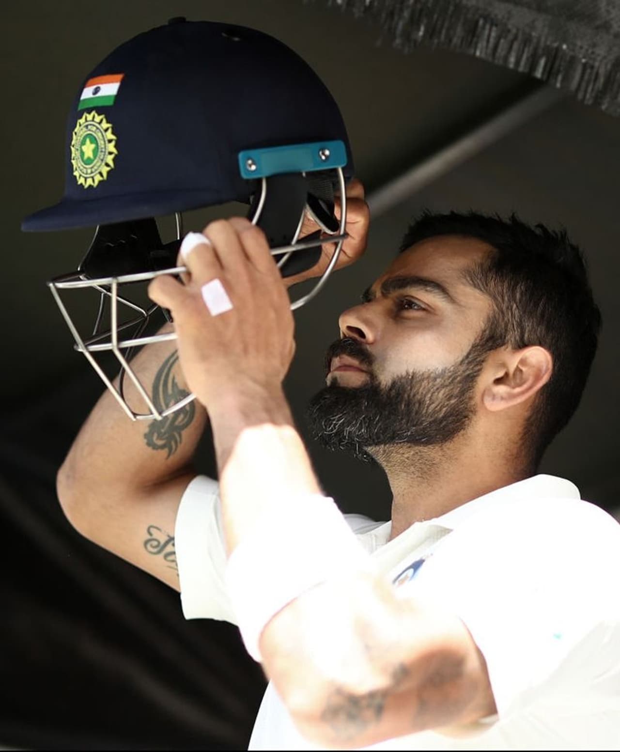 <p>న్యూజిలాండ్, ఇప్పటికే ఇంగ్లాండ్తో రెండు టెస్టులు ఆడి, ఓ మ్యాచ్ గెలిచి సిరీస్ కూడా సొంతం చేసుకుంది. ఇంగ్లాండ్లో ఇంగ్లాండ్ బ్యాట్స్మెన్ను ముప్పుతిప్పలు పెట్టిన న్యూజిలాండ్ బౌలర్ల నుంచి భారత సారథి విరాట్ కోహ్లీకి ముప్పు తప్పదని అంటున్నాడు మాజీ క్రికెటర్, వికెట్ కీపర్ పార్థివ్ పటేల్.</p> <p>న్యూజిలాండ్, ఇప్పటికే ఇంగ్లాండ్తో రెండు టెస్టులు ఆడి, ఓ మ్యాచ్ గెలిచి సిరీస్ కూడా సొంతం చేసుకుంది. ఇంగ్లాండ్లో ఇంగ్లాండ్ బ్యాట్స్మెన్ను ముప్పుతిప్పలు పెట్టిన న్యూజిలాండ్ బౌలర్ల నుంచి భారత సారథి విరాట్ కోహ్లీకి ముప్పు తప్పదని అంటున్నాడు మాజీ క్రికెటర్, వికెట్ కీపర్ పార్థివ్ పటేల్.</p>