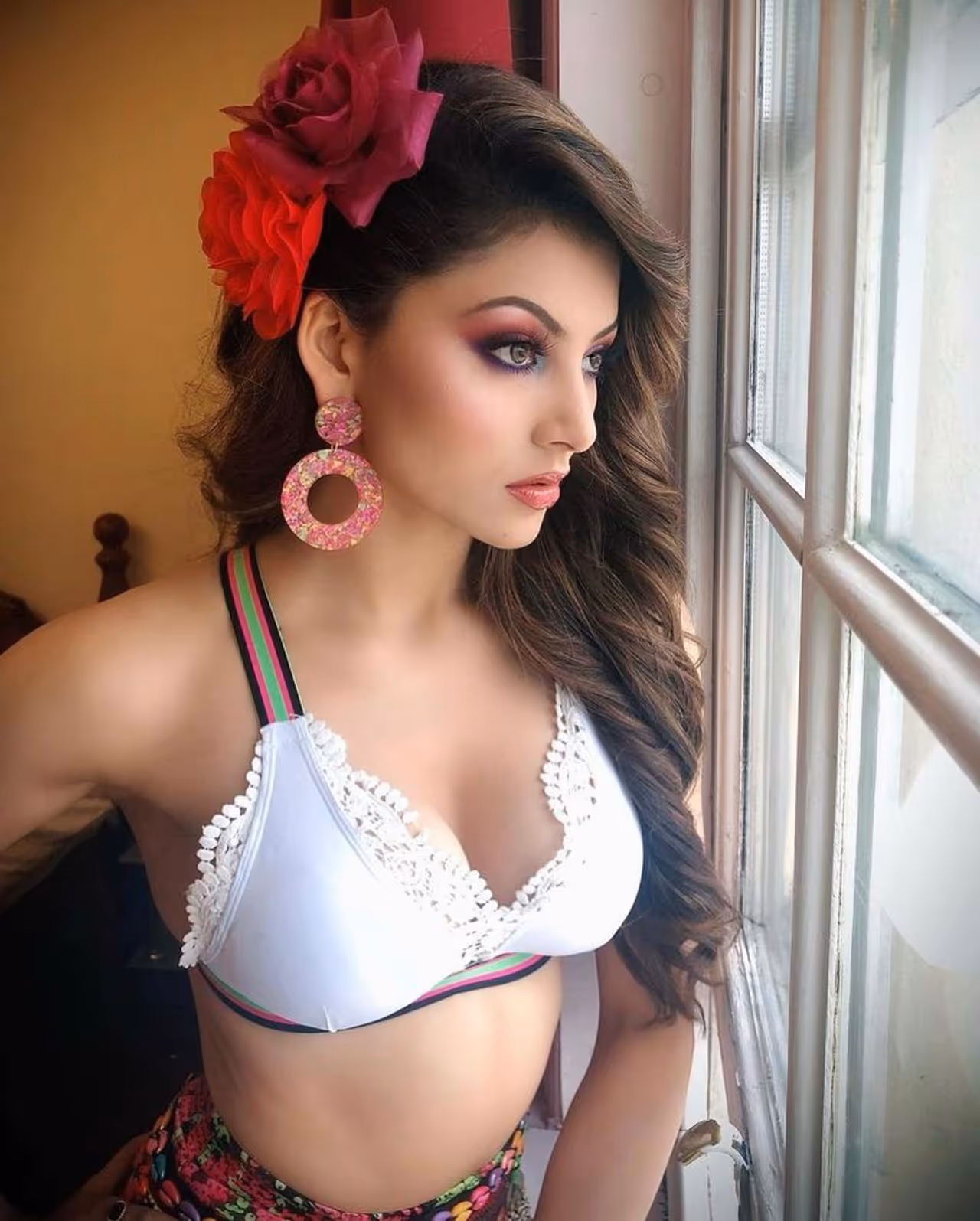 మోడల్ గా కెరీర్ ప్రారంభించిన ఊర్వశి మిస్ దివా 2015 టైటిల్ అందుకున్నారు. అదే ఏడాది ఆమె మిస్ యూనివర్స్ టైటిల్ కోసం భారత్ తరపున పోటీపడ్డారు. మోడల్ గా కెరీర్ ప్రారంభించిన ఊర్వశి మిస్ దివా 2015 టైటిల్ అందుకున్నారు. అదే ఏడాది ఆమె మిస్ యూనివర్స్ టైటిల్ కోసం భారత్ తరపున పోటీపడ్డారు.