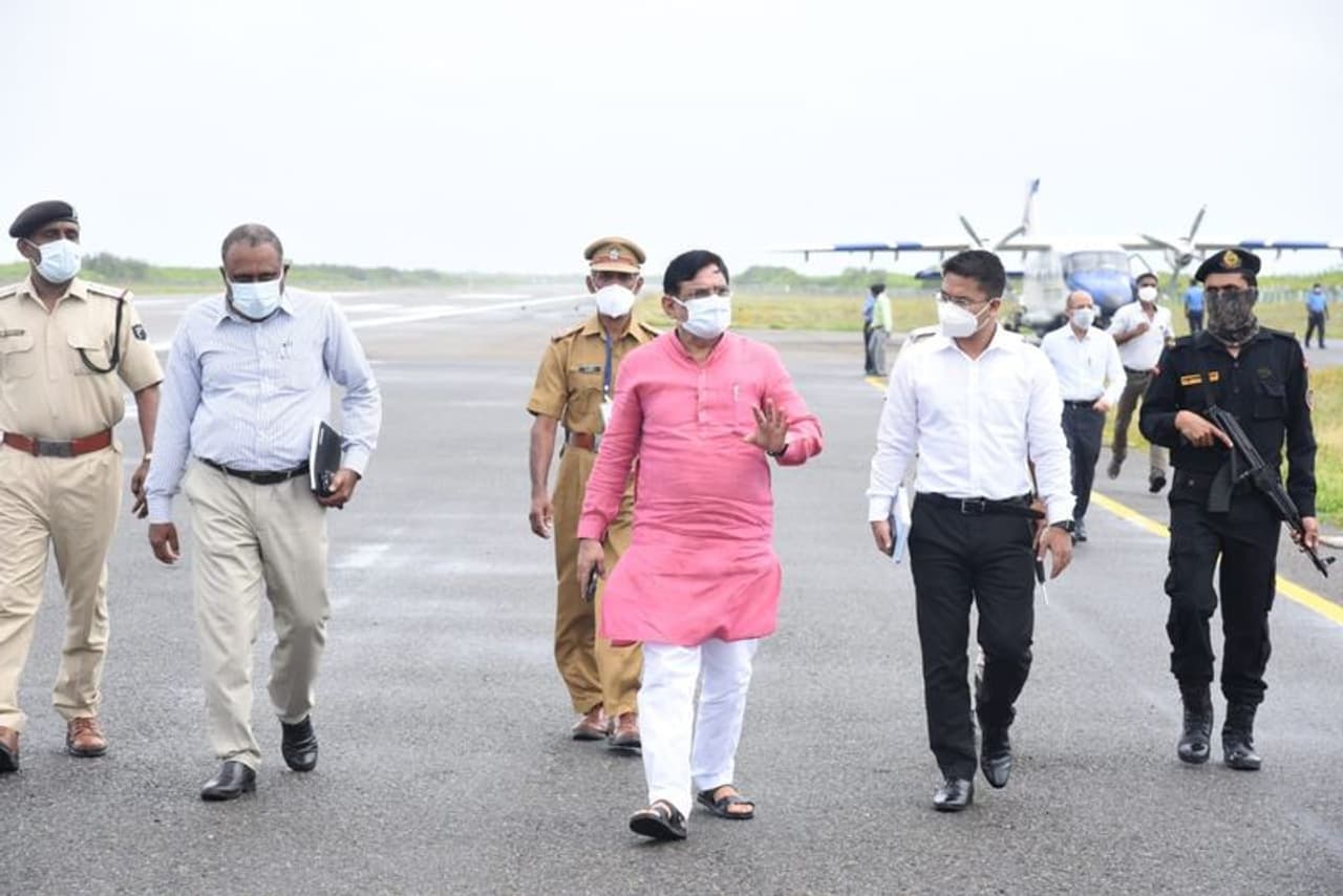 <p>ദ്വീപിലേക്ക് വരുന്നതിന് മുൻപ് തന്റെ നടപടികളെ ന്യായീകരിച്ച് അഡ്മിനിസ്ടേറ്റർ രംഗത്ത് വന്നിരുന്നു. വിദ്യാര്ഥികളുടെ ഉച്ചഭക്ഷണത്തില് നിന്ന് ബീഫ് ഒഴിവാക്കിയത് പോഷകാഹാരം നല്കുകയെന്ന ഉദ്ദേശത്തോടെയാണെന്ന് 'ദ വീക്ക്' വാരികയ്ക്ക് നൽകിയ അഭിമുഖത്തിൽ അദ്ദേഹം പറഞ്ഞു.</p> <p>ദ്വീപിലേക്ക് വരുന്നതിന് മുൻപ് തന്റെ നടപടികളെ ന്യായീകരിച്ച് അഡ്മിനിസ്ടേറ്റർ രംഗത്ത് വന്നിരുന്നു. വിദ്യാര്ഥികളുടെ ഉച്ചഭക്ഷണത്തില് നിന്ന് ബീഫ് ഒഴിവാക്കിയത് പോഷകാഹാരം നല്കുകയെന്ന ഉദ്ദേശത്തോടെയാണെന്ന് 'ദ വീക്ക്' വാരികയ്ക്ക് നൽകിയ അഭിമുഖത്തിൽ അദ്ദേഹം പറഞ്ഞു.</p>