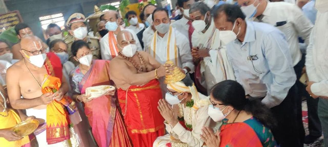 యాదాద్రి లక్ష్మీనరసింహ స్వామిని దర్శించుకున్న సీజెఐ ఎన్వీ రమణ దంపతులు యాదాద్రి లక్ష్మీనరసింహ స్వామిని దర్శించుకున్న సీజెఐ ఎన్వీ రమణ దంపతులు