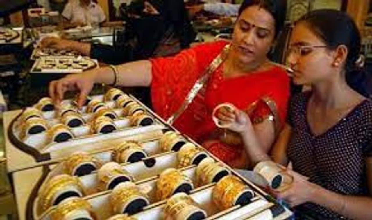 <p>కేరళలో 10 గ్రాముల 22 క్యారెట్ల బంగారం ధర రూ. 44,110, 24 క్యారెట్ల 10 గ్రాముల బంగారం ధర రూ. 48,110. విశాఖపట్నంలో బంగారం ధర 22 క్యారెట్ల 10 గ్రాముకు రూ. 44,110, 24 క్యారెట్ల బంగారం ధర 10 గ్రాములకు రూ. 48,110. యు.ఎస్ ఫెడరల్ రిజర్వ్ వడ్డీ రేట్ల పెరుగుదల గురించి ఈ మధ్యకాలంలో బంగారం ధర 2% కన్నా ఎక్కువ పడిపోయింది. </p> <p>కేరళలో 10 గ్రాముల 22 క్యారెట్ల బంగారం ధర రూ. 44,110, 24 క్యారెట్ల 10 గ్రాముల బంగారం ధర రూ. 48,110. విశాఖపట్నంలో బంగారం ధర 22 క్యారెట్ల 10 గ్రాముకు రూ. 44,110, 24 క్యారెట్ల బంగారం ధర 10 గ్రాములకు రూ. 48,110. యు.ఎస్ ఫెడరల్ రిజర్వ్ వడ్డీ రేట్ల పెరుగుదల గురించి ఈ మధ్యకాలంలో బంగారం ధర 2% కన్నా ఎక్కువ పడిపోయింది. </p>