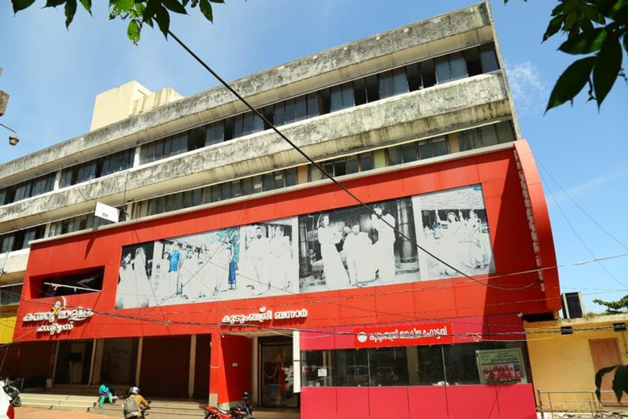 <p>അധികൃതരുടെ അനാസ്ഥയെ തുടര്ന്ന് നഗരത്തിലെ ആദ്യ ജനകീയ ഹോട്ടലിന്റെ ചുമരുകൾ ഇടിഞ്ഞു വീണു. ഈ സമയം ജോലിയിൽ ഉണ്ടായിരുന്ന സ്ത്രീകള് രക്ഷപ്പെട്ടത് തലനാരിഴയ്ക്ക്. </p> <p>അധികൃതരുടെ അനാസ്ഥയെ തുടര്ന്ന് നഗരത്തിലെ ആദ്യ ജനകീയ ഹോട്ടലിന്റെ ചുമരുകൾ ഇടിഞ്ഞു വീണു. ഈ സമയം ജോലിയിൽ ഉണ്ടായിരുന്ന സ്ത്രീകള് രക്ഷപ്പെട്ടത് തലനാരിഴയ്ക്ക്. </p>