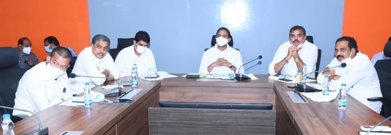 అమరావతి: రాష్ట్రములో థర్డ్ వేవ్ హెచ్చరిక నేపథ్యంలో నివారణకు ముందస్తు ప్రణాళిక సిద్ధం చేస్తోంది రాష్ట్ర ప్రభుత్వం. చిన్నారులకు మెరుగైన వైద్యం కోసం పీడియాట్రిక్ అంశాల్లో వైద్య సిబ్బందికి శిక్షణ ఇవ్వడం కోసం ప్రత్యేకంగా ఏర్పాట్లు చేస్తోంది. ఇందుకోసం మంగళగిరి ఏపిఐఐసి భవనంలో మంగళవారం కోవిడ్ నివారణ గ్రూప్ అఫ్ మిమిస్టర్స్ సమావేశం రాష్ట్ర ఉప ముఖ్యమంత్రి ఆళ్ల నాని అధ్యక్షతన జరిగింది. అమరావతి: రాష్ట్రములో థర్డ్ వేవ్ హెచ్చరిక నేపథ్యంలో నివారణకు ముందస్తు ప్రణాళిక సిద్ధం చేస్తోంది రాష్ట్ర ప్రభుత్వం. చిన్నారులకు మెరుగైన వైద్యం కోసం పీడియాట్రిక్ అంశాల్లో వైద్య సిబ్బందికి శిక్షణ ఇవ్వడం కోసం ప్రత్యేకంగా ఏర్పాట్లు చేస్తోంది. ఇందుకోసం మంగళగిరి ఏపిఐఐసి భవనంలో మంగళవారం కోవిడ్ నివారణ గ్రూప్ అఫ్ మిమిస్టర్స్ సమావేశం రాష్ట్ర ఉప ముఖ్యమంత్రి ఆళ్ల నాని అధ్యక్షతన జరిగింది.