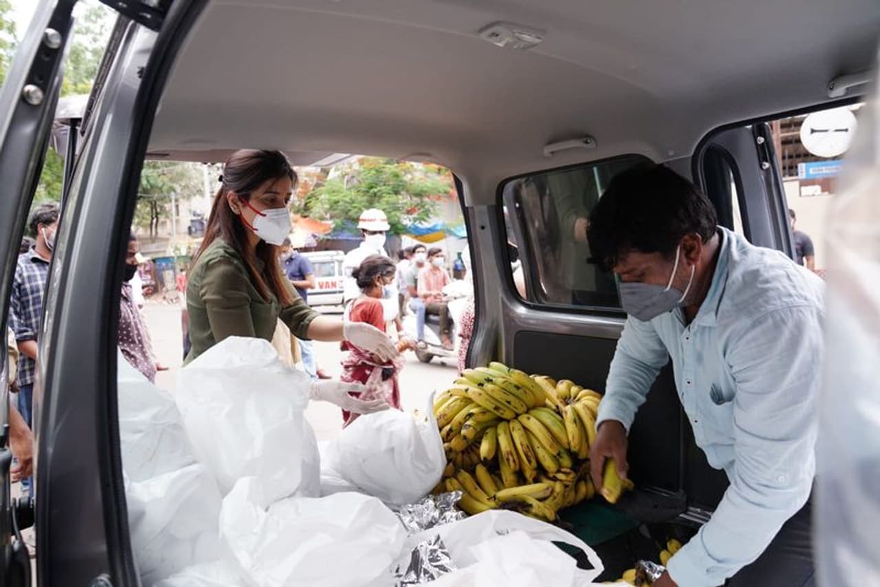 <p>டெல்லியைச் சேர்ந்த ராஷி கண்ணா, மெட்ராஸ் கபே என்ற படம் மூலமாக இந்தி திரையுலகில் முதன் முறையாக அடியெடுத்து வைத்தார். இந்தி, தெலுங்கு, தமிழ் சினிமாவில் முன்னணி நடிகையாக வலம் வந்த ராஷி கண்ணா சினிமாவில் பெரும்பாலும் கவர்ச்சியான கதாபாத்திரங்களில் நடித்தது கிடையாது. </p> <p>டெல்லியைச் சேர்ந்த ராஷி கண்ணா, மெட்ராஸ் கபே என்ற படம் மூலமாக இந்தி திரையுலகில் முதன் முறையாக அடியெடுத்து வைத்தார். இந்தி, தெலுங்கு, தமிழ் சினிமாவில் முன்னணி நடிகையாக வலம் வந்த ராஷி கண்ணா சினிமாவில் பெரும்பாலும் கவர்ச்சியான கதாபாத்திரங்களில் நடித்தது கிடையாது. </p>