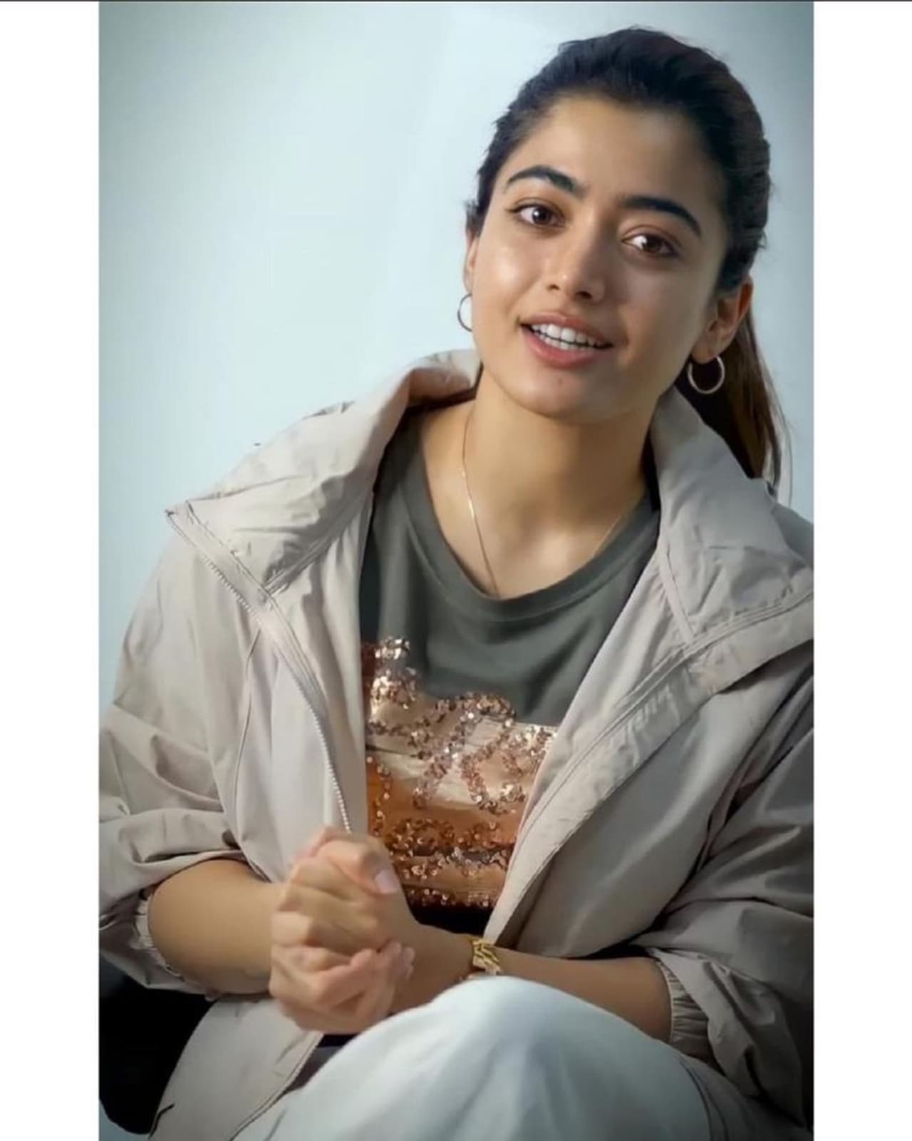 <p>ರಾಷ್ಟ್ರದಾದ್ಯಂತ ಭಾರೀ ಪ್ಯಾನ್ಸ್ ಹೊಂದಿರುವ ರಶ್ಮಿಕಾ ಮಂದಣ್ಣ ಸೋಶಿಯಲ್ ಮೀಡಿಯಾ ಮೂಲಕ ಅವರ ಜೊತೆ ನಿರಂತರವಾಗಿ ಕನೆಕ್ಟ್ ಆಗುತ್ತಿರುತ್ತಾರೆ.</p> <p>ರಾಷ್ಟ್ರದಾದ್ಯಂತ ಭಾರೀ ಪ್ಯಾನ್ಸ್ ಹೊಂದಿರುವ ರಶ್ಮಿಕಾ ಮಂದಣ್ಣ ಸೋಶಿಯಲ್ ಮೀಡಿಯಾ ಮೂಲಕ ಅವರ ಜೊತೆ ನಿರಂತರವಾಗಿ ಕನೆಕ್ಟ್ ಆಗುತ್ತಿರುತ್ತಾರೆ.</p>