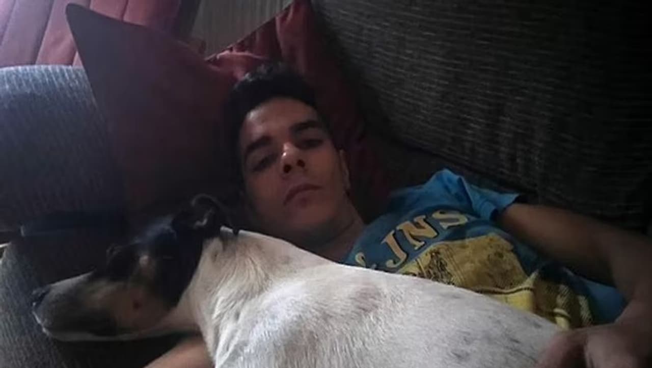 <p>2019ರ ಪ್ರಕರಣ: ಈ ಪ್ರಕರಣ ನಡೆದಿದ್ದು, 2019ರಲ್ಲಿ. ಆಗ ಅಲ್ಬರ್ಟೋ ತನ್ನ ತಾಯಿ ಜೊತೆ ವೆಂಟೆಸ್ನ ಮ್ಯಾಡ್ರಿಡ್ನಲ್ಲಿ ವಾಸಿಸುತ್ತಿದ್ದ. ಆದರೆ ಅದೊಂದು ರಾತ್ರಿ ಅಲ್ಬರ್ಟೋ ತನ್ನ 68 ವರ್ಷದ ತಾಯಿ ಜೊತೆ ಜಗಳವಾಡಿದ್ದಾನೆ. ಈ ವೇಳೆ ಕೋಪಗೊಂಡ ಅಲ್ಬರ್ಟೋ ತಾಯಿಯ ಕತ್ತು ಹಿಸುಕಿ ಸಾಯಿಸಿದ್ದಾನೆ.<br /> </p> <p>2019ರ ಪ್ರಕರಣ: ಈ ಪ್ರಕರಣ ನಡೆದಿದ್ದು, 2019ರಲ್ಲಿ. ಆಗ ಅಲ್ಬರ್ಟೋ ತನ್ನ ತಾಯಿ ಜೊತೆ ವೆಂಟೆಸ್ನ ಮ್ಯಾಡ್ರಿಡ್ನಲ್ಲಿ ವಾಸಿಸುತ್ತಿದ್ದ. ಆದರೆ ಅದೊಂದು ರಾತ್ರಿ ಅಲ್ಬರ್ಟೋ ತನ್ನ 68 ವರ್ಷದ ತಾಯಿ ಜೊತೆ ಜಗಳವಾಡಿದ್ದಾನೆ. ಈ ವೇಳೆ ಕೋಪಗೊಂಡ ಅಲ್ಬರ್ಟೋ ತಾಯಿಯ ಕತ್ತು ಹಿಸುಕಿ ಸಾಯಿಸಿದ್ದಾನೆ.<br /> </p>