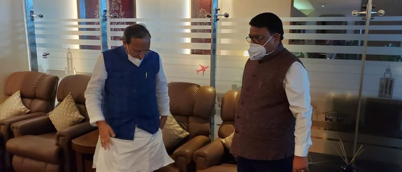 <p>ನಾಯಕತ್ವ ಬದಲಾವಣೆ ಚರ್ಚೆ ಜೋರಾಗುತ್ತಿರುವ ಮಧ್ಯೆ ಕೊನೆಗೂ ರಾಜ್ಯಕ್ಕೆ ಬಿಜೆಪಿ ಉಸ್ತುವಾರಿ ಅರುಣ್ ಸಿಂಗ್ ಬಂದಿಳಿದರು.</p> <p>ನಾಯಕತ್ವ ಬದಲಾವಣೆ ಚರ್ಚೆ ಜೋರಾಗುತ್ತಿರುವ ಮಧ್ಯೆ ಕೊನೆಗೂ ರಾಜ್ಯಕ್ಕೆ ಬಿಜೆಪಿ ಉಸ್ತುವಾರಿ ಅರುಣ್ ಸಿಂಗ್ ಬಂದಿಳಿದರು.</p>