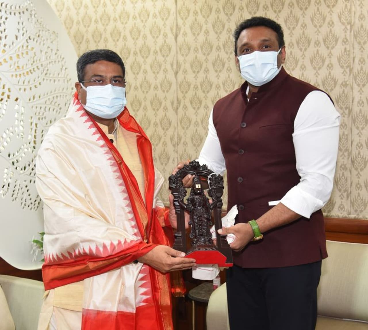 న్యూఢిల్లీ: ఇటీవల ముఖ్యమంత్రి జగన్ ఢిల్లీ పర్యటనలో కేంద్ర పెట్రోలియం, సహజవాయువు శాఖల మంత్రి ధర్మేంద్ర ప్రధాన్ ని కలిసి పెట్రో కాంప్లెక్స్ ఏర్పాటుపై చర్చించిన విషయం తెలిసిందే. ఈ సమావేశానికి కొనసాగింపుగా ఇవాళ ఏపీలో పెట్రో కెమికల్ కారిడార్ ఏర్పాటు గురించి కేంద్రమంత్రితో రాష్ట్రం తరపున పరిశ్రమల శాఖా మంత్రి మేకపాటి గౌతమ్ రెడ్డి మరోసారి చర్చించారు. ఢిల్లీలోని శాస్త్రిభవన్ లో కేంద్ర మంత్రితో భేటీ అనంతరం మేకపాటి మాట్లాడారు. న్యూఢిల్లీ: ఇటీవల ముఖ్యమంత్రి జగన్ ఢిల్లీ పర్యటనలో కేంద్ర పెట్రోలియం, సహజవాయువు శాఖల మంత్రి ధర్మేంద్ర ప్రధాన్ ని కలిసి పెట్రో కాంప్లెక్స్ ఏర్పాటుపై చర్చించిన విషయం తెలిసిందే. ఈ సమావేశానికి కొనసాగింపుగా ఇవాళ ఏపీలో పెట్రో కెమికల్ కారిడార్ ఏర్పాటు గురించి కేంద్రమంత్రితో రాష్ట్రం తరపున పరిశ్రమల శాఖా మంత్రి మేకపాటి గౌతమ్ రెడ్డి మరోసారి చర్చించారు. ఢిల్లీలోని శాస్త్రిభవన్ లో కేంద్ర మంత్రితో భేటీ అనంతరం మేకపాటి మాట్లాడారు.