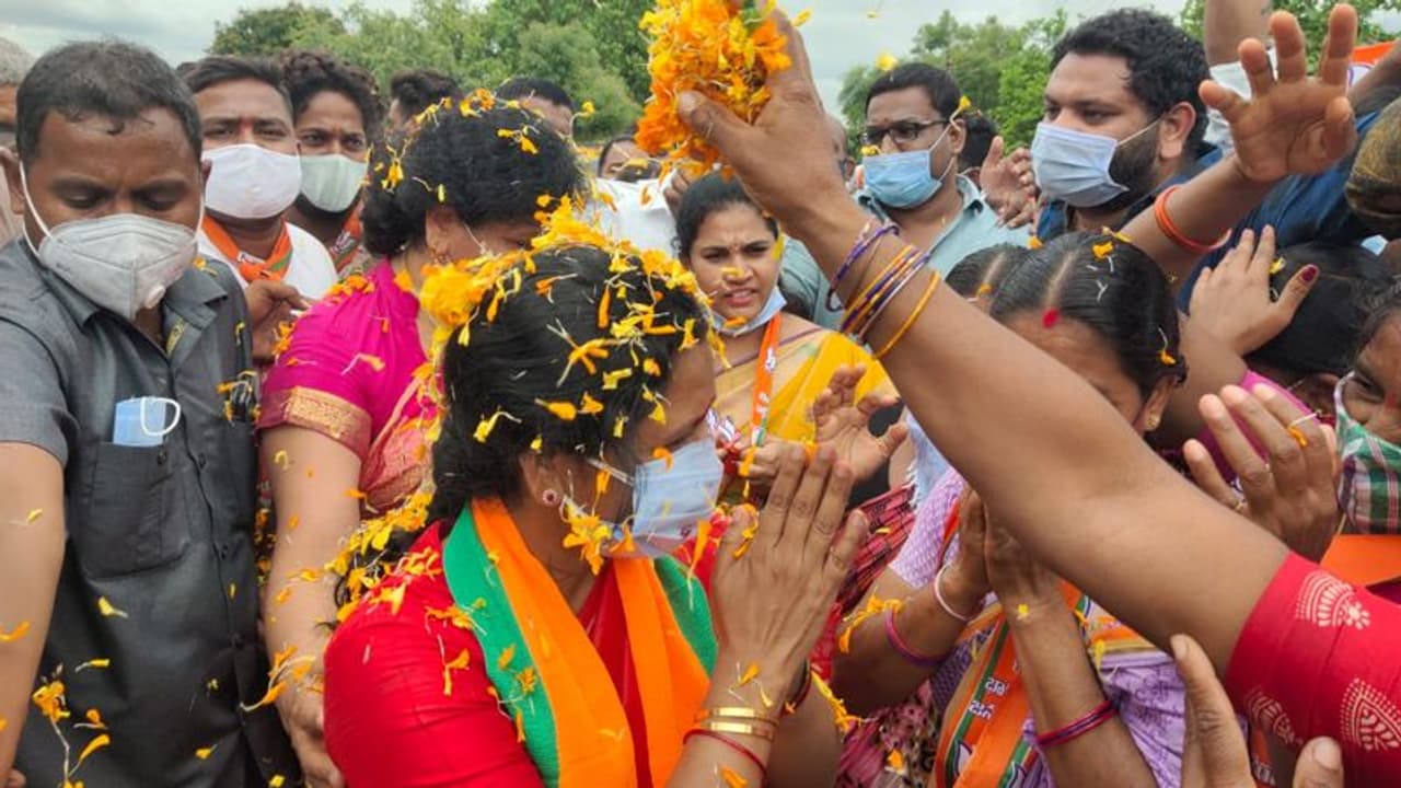 ఈటల జమున హుజురాబాద్ పర్యటన... ఘన స్వాగతం పలికిన మహిళలు ఈటల జమున హుజురాబాద్ పర్యటన... ఘన స్వాగతం పలికిన మహిళలు