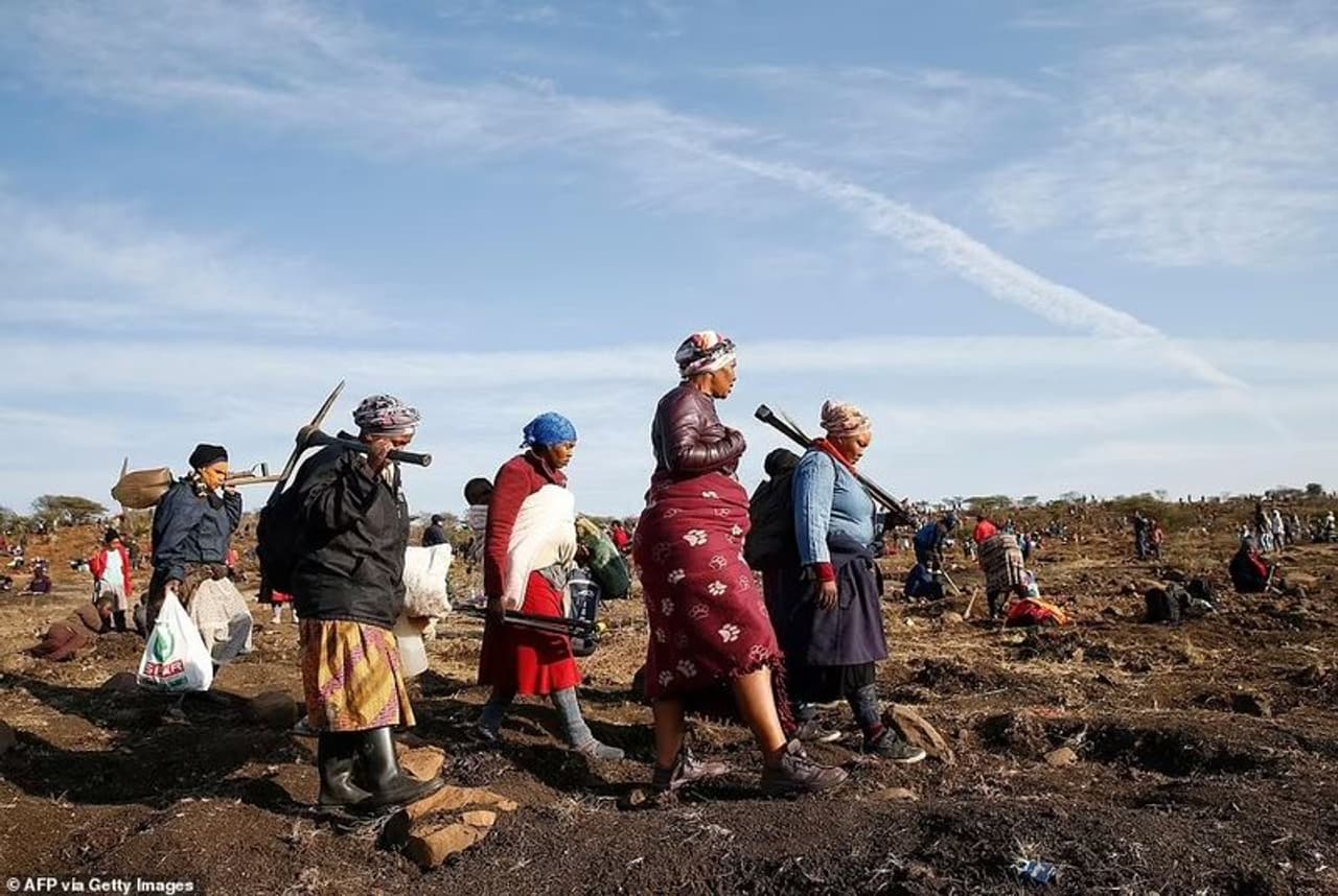 <p>കഴിഞ്ഞ തിങ്കളാഴ്ച മുതലാണ് പ്രദേശത്തേക്ക് ജനങ്ങളുടെ കുത്തൊഴിക്ക് ആരംഭിച്ചത്. അവര്‍ വജ്രവും രത്നവും തേടിയെത്തിയതായിരുന്നു. ഒരു ഇടയന്‍ പ്രദേശത്ത് നിന്നും കുഴിച്ചെടുത്തെന്നവകാശപ്പെട്ട വജ്രത്തെ കുറിച്ചുള്ള വാര്‍ത്ത പരന്നതോടെയാണ് ഇവിടേയ്ക്ക് ആളുകള്‍ കൂട്ടമായെത്തിയത്.&nbsp;</p>