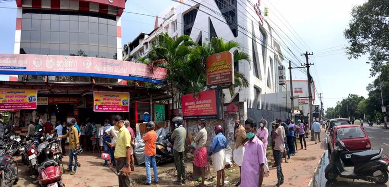 <p>ടെസ്റ്റ് പോസിറ്റിവിറ്റി നിരക്ക് 20 ശതമാനത്തിൽ താഴെയുള്ള തദ്ദേശ സ്ഥാപന പരിധിയിൽ പ്രവര്ത്തിക്കുന്ന ബിവറേജസ് ഔട്ട്ലറ്റുകളും ബാറുകളുമാണ് ഇന്ന് രാവിലെ തുറന്നത്. </p> <p>ടെസ്റ്റ് പോസിറ്റിവിറ്റി നിരക്ക് 20 ശതമാനത്തിൽ താഴെയുള്ള തദ്ദേശ സ്ഥാപന പരിധിയിൽ പ്രവര്ത്തിക്കുന്ന ബിവറേജസ് ഔട്ട്ലറ്റുകളും ബാറുകളുമാണ് ഇന്ന് രാവിലെ തുറന്നത്. </p>