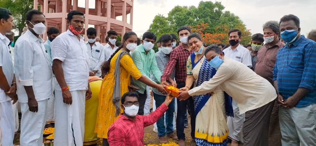 నగరి మున్సిపాలిటీ పరిధి సత్రవాడ సచివాలయ భవనానికి సమీపంలో (18వ వార్డు నందు) 80 లక్షల రూపాయలతో నిర్మించనున్న వైయస్సార్ పట్టణ ప్రాథమిక ఆరోగ్య కేంద్రం వెల్‌నెస్ సెంటర్ భవన నిర్మాణానికి భూమి పూజ చేసిన ఎమ్మెల్యే ఆర్కే రోజా