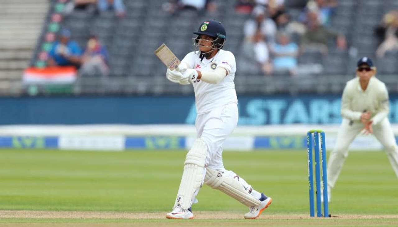 <p>ఏడేళ్ల విరామం తర్వాత టీమిండియా మహిళా జట్టు ఆడుతున్న తొలి టెస్టులో చోటు దక్కించుకున్న టీనేజర్ షెఫాలీ వర్మ, రెగ్యూలర్ ఓపెనర్ స్మృతి మంధానతో కలిసి ఓపెనింగ్ చేసింది. ఈ ఇద్దరూ కలిసి మొదటి వికెట్కి 167 పరుగుల భారీ భాగస్వామ్యం నెలకొల్పారు.</p> <p>ఏడేళ్ల విరామం తర్వాత టీమిండియా మహిళా జట్టు ఆడుతున్న తొలి టెస్టులో చోటు దక్కించుకున్న టీనేజర్ షెఫాలీ వర్మ, రెగ్యూలర్ ఓపెనర్ స్మృతి మంధానతో కలిసి ఓపెనింగ్ చేసింది. ఈ ఇద్దరూ కలిసి మొదటి వికెట్కి 167 పరుగుల భారీ భాగస్వామ్యం నెలకొల్పారు.</p>