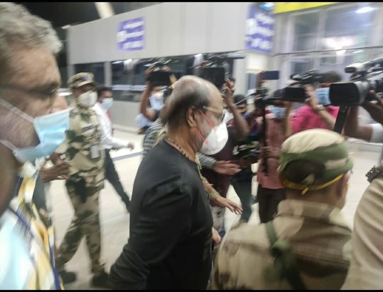 <p>சூப்பர் ஸ்டார் ரஜினிகாந்திற்கு 2016ம் ஆண்டு அமெரிக்காவின் ராசெஸ்டர் நகரில் உள்ள மயோ மருத்துவமனையில் சிறப்பு மருந்துவர்கள் குழு ரஜினிக்கு சிறுநீரக மாற்று அறுவை சிகிச்சை செய்தனர். இதையடுத்து ரஜினிகாந்த் ஆண்டு தோறும் அமெரிக்காவிற்கு உடற்பரிசோதனைக்காக சென்று வருவது வழக்கம்.&nbsp;</p>