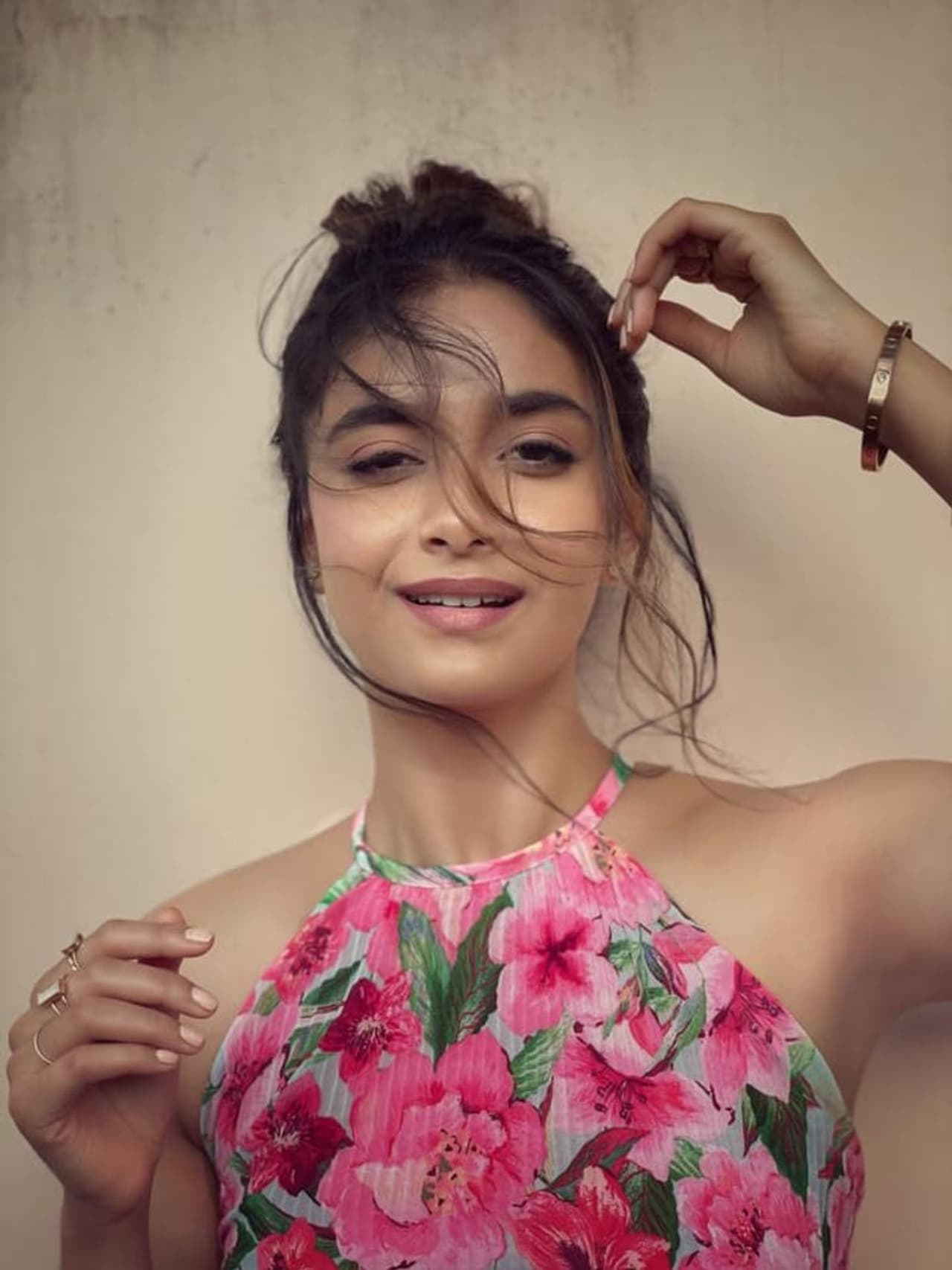 గ్లామర్ ఫీల్డ్ లో ఎంత సన్నగా ఉంటే అంత మంచిది. సన్నగా నాజూగ్గా ఉండడం కోసం హీరోయిన్స్ కఠిన కసరత్తులు, యోగాసనాలు చేస్తారు. ఇష్టమైన ఫుడ్ కూడా వదులుకొని మితంగా తింటూ కడుపు మాడ్చుకుంటారు. పరిశ్రమలో ఎక్కువ కాలం ఉండాలంటే తప్పదు మరి. గ్లామర్ ఫీల్డ్ లో ఎంత సన్నగా ఉంటే అంత మంచిది. సన్నగా నాజూగ్గా ఉండడం కోసం హీరోయిన్స్ కఠిన కసరత్తులు, యోగాసనాలు చేస్తారు. ఇష్టమైన ఫుడ్ కూడా వదులుకొని మితంగా తింటూ కడుపు మాడ్చుకుంటారు. పరిశ్రమలో ఎక్కువ కాలం ఉండాలంటే తప్పదు మరి.