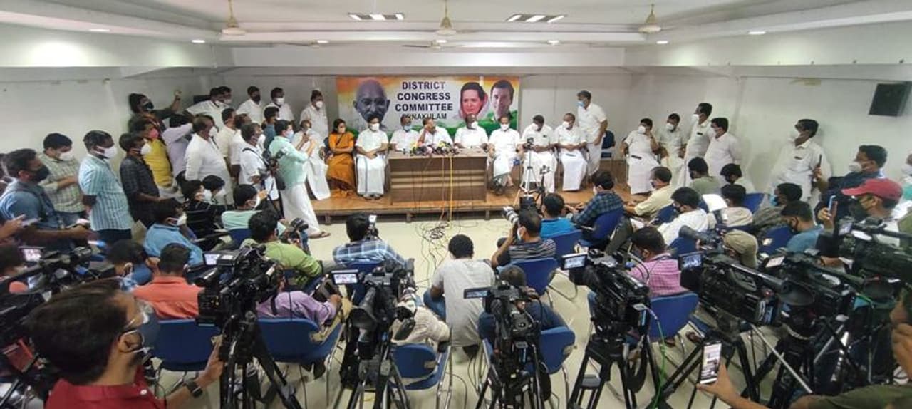 <p>പത്രസമ്മേളനത്തിനിടെ കെ സുധാകരന് തന്റെ അഭിമുഖമെടുത്ത് പ്രസിദ്ധീകരിച്ച ലേഖകന്റെ ചതിയാണെന്നാരോപിച്ചു. പിണറായി വിജയനെ ബ്രണ്ണൻ കോളേജ് പഠന കാലത്ത് മർദ്ദിച്ചെന്ന കാര്യം അഭിമുഖത്തിൽ ഉൾപ്പെടുത്തില്ലെന്ന ഉറപ്പിലാണ് തന് പറഞ്ഞതെന്നും അദ്ദേഹം പറഞ്ഞു. </p> <p>പത്രസമ്മേളനത്തിനിടെ കെ സുധാകരന് തന്റെ അഭിമുഖമെടുത്ത് പ്രസിദ്ധീകരിച്ച ലേഖകന്റെ ചതിയാണെന്നാരോപിച്ചു. പിണറായി വിജയനെ ബ്രണ്ണൻ കോളേജ് പഠന കാലത്ത് മർദ്ദിച്ചെന്ന കാര്യം അഭിമുഖത്തിൽ ഉൾപ്പെടുത്തില്ലെന്ന ഉറപ്പിലാണ് തന് പറഞ്ഞതെന്നും അദ്ദേഹം പറഞ്ഞു. </p>