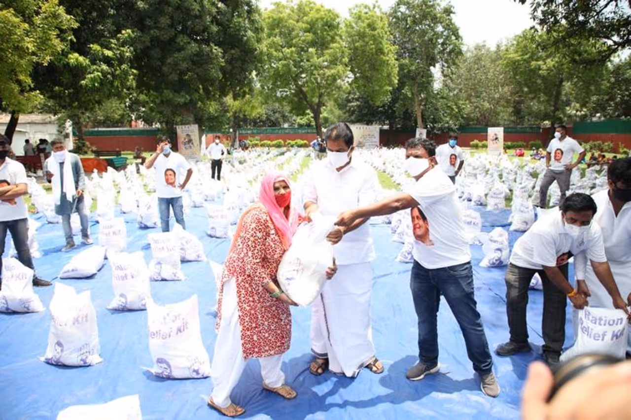 <p>ಕಾಂಗ್ರೆಸ್​ನ ಅಧ್ಯಕ್ಷರಾಗಿದ್ದ ಅವರು ಕಳೆದ ಲೋಕಸಭೆ ಚುನಾವಣೆ ಮುಗಿದ ಬೆನ್ನಲ್ಲೇ ತಮ್ಮ ಸ್ಥಾನಕ್ಕೆ ರಾಜೀನಾಮೆ ನೀಡಿ, ಸದ್ಯಕ್ಕಂತೂ ಕೇರಳದ ವಯಾನಾಡಿನ ಸಂಸದರಾಗಿರುವ ಅವರು ಪಕ್ಷದ ಹೆಚ್ಚಿನ ಜವಾಬ್ದಾರಿಯನ್ನು ಹೊರಲು ಅದ್ಯಾಕೋ ಮನಸು ಮಾಡುತ್ತಿಲ್ಲ. ಅದೇನೇ ಇರಲಿ &nbsp;51ನೇ ಹುಟ್ಟುಹಬ್ಬ ಆಚರಿಸಿಕೊಳ್ಳುತ್ತಿರುವ ರಾಹುಲ್​ ಗಾಂಧಿಯವರಿಗೆ ಕಾಂಗ್ರೆಸ್​ ಮುಖಂಡರು, ನಾಯಕರು ಶುಭಕೋರಿದ್ದಾರೆ. ಹಾಗೇ ಅವರ ಜನ್ಮದಿನವನ್ನು ಪಕ್ಷ ಸೇವಾ ದಿವಸ್​ ಆಗಿ ಆಚರಿಸುತ್ತಿದೆ.</p><p>&nbsp;</p>