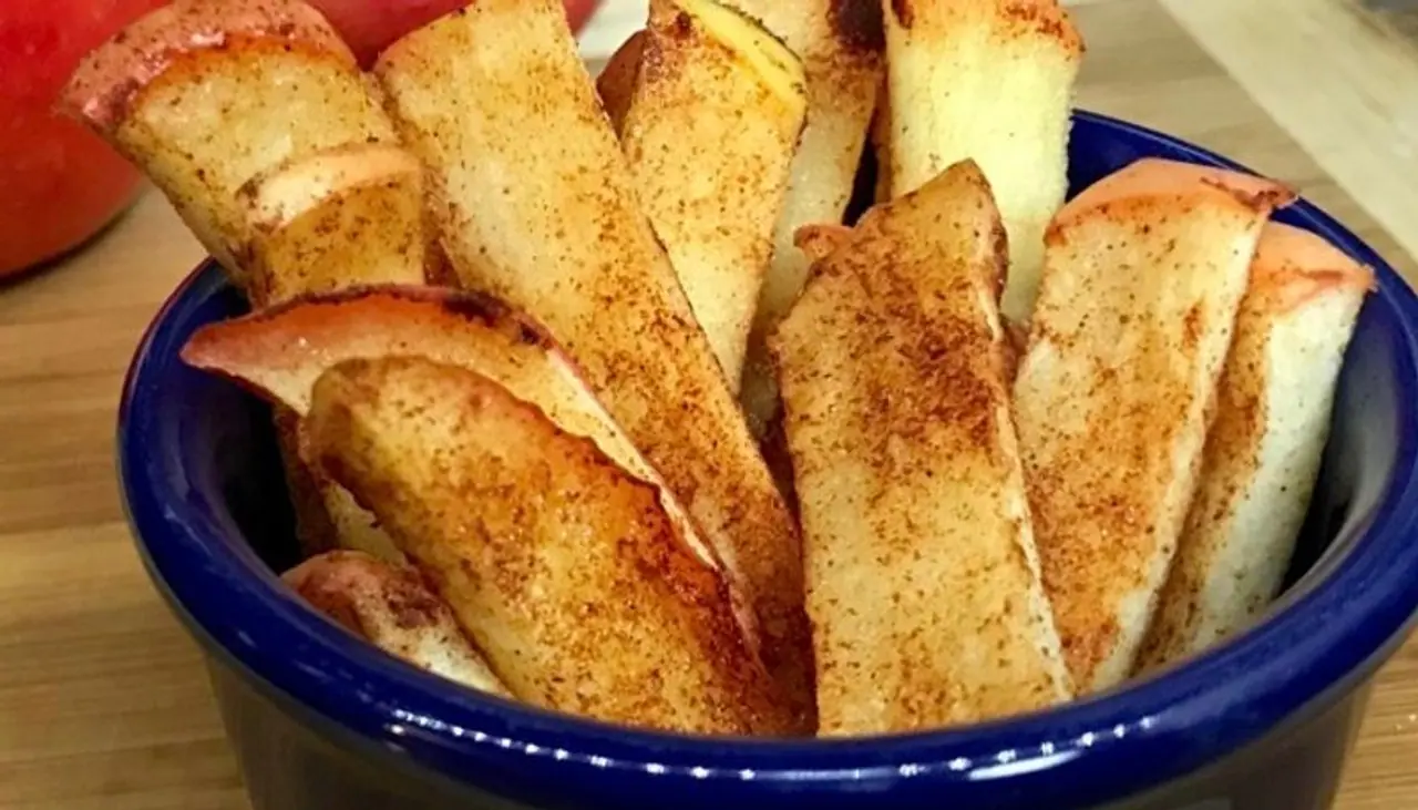 <p>ఆపిల్ ఫ్రైస్ ఇంట్లో సింపుల్ గా తయారుచేసుకునే స్నాక్స్. వీటిని చక్కగా నూనెలో వేయించి దాల్చినచెక్క పొడి, చక్కెరతో కోటింగ్ వేస్తే అదిరిపోతుంది.</p> <p>ఆపిల్ ఫ్రైస్ ఇంట్లో సింపుల్ గా తయారుచేసుకునే స్నాక్స్. వీటిని చక్కగా నూనెలో వేయించి దాల్చినచెక్క పొడి, చక్కెరతో కోటింగ్ వేస్తే అదిరిపోతుంది.</p>