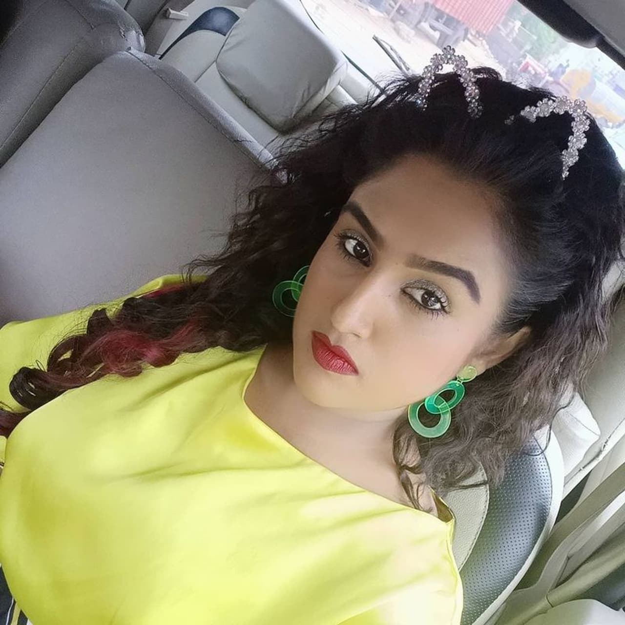 <p>பிக்பாஸ் நிகழ்ச்சி மூலம் தன்னுடைய இரண்டாவது இன்னிங்ஸை துவங்கிய வனிதா விஜயகுமார், பல பிரச்சனைகளை கடந்து மீண்டும் திரைப்படம், மற்றும் பல்வேறு நிகழ்ச்சிகளில் பிசியாக இயங்க துவங்கியுள்ளார். இவரது தைரியத்தை பாராட்டும் விதமாகவே இவருக்கு சமீப காலமாக பல ரசிகர்கள் சேர்ந்துவிட்டனர். இந்நிலையில் தற்போது பிக்பாஸ் ஜோடியில் இருந்து வனிதா திடீர் என வெளியேறியதற்கு காரணம் ரம்யா கிருஷ்ணன் என கூறப்படுவதை தொடர்ந்து, அவர் ஒற்றை வார்த்தையில் பதிலளித்துள்ளார்.</p> <p>பிக்பாஸ் நிகழ்ச்சி மூலம் தன்னுடைய இரண்டாவது இன்னிங்ஸை துவங்கிய வனிதா விஜயகுமார், பல பிரச்சனைகளை கடந்து மீண்டும் திரைப்படம், மற்றும் பல்வேறு நிகழ்ச்சிகளில் பிசியாக இயங்க துவங்கியுள்ளார். இவரது தைரியத்தை பாராட்டும் விதமாகவே இவருக்கு சமீப காலமாக பல ரசிகர்கள் சேர்ந்துவிட்டனர். இந்நிலையில் தற்போது பிக்பாஸ் ஜோடியில் இருந்து வனிதா திடீர் என வெளியேறியதற்கு காரணம் ரம்யா கிருஷ்ணன் என கூறப்படுவதை தொடர்ந்து, அவர் ஒற்றை வார்த்தையில் பதிலளித்துள்ளார்.</p>