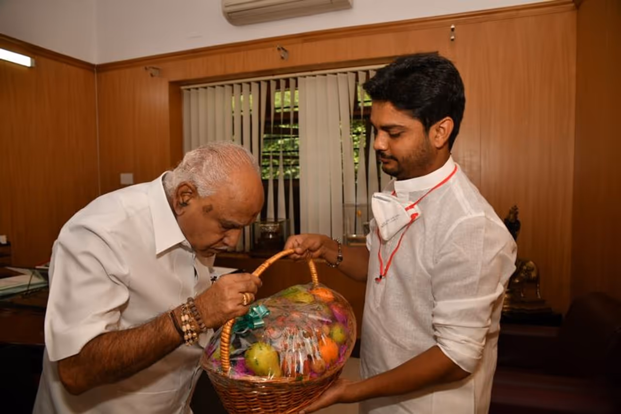 <p>ಅವಧೂತ ವಿನಯ್ ಗುರೂಜಿ ಅವರು ಇಂದು ಸಿಎಂ ಬಿಎಸ್ ಯಡಿಯೂರಪ್ಪನವರನ್ನ ಭೇಟಿ ಮಾಡಿದರು. </p> <p>ಅವಧೂತ ವಿನಯ್ ಗುರೂಜಿ ಅವರು ಇಂದು ಸಿಎಂ ಬಿಎಸ್ ಯಡಿಯೂರಪ್ಪನವರನ್ನ ಭೇಟಿ ಮಾಡಿದರು. </p>