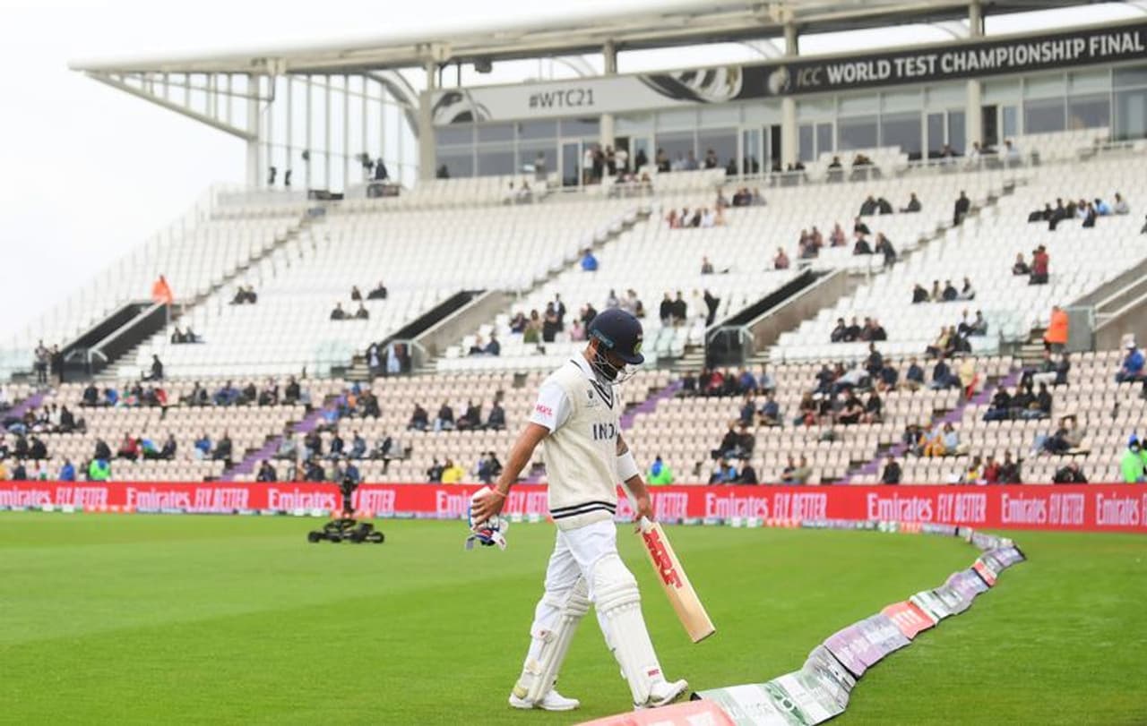 <p>ఓవర్ నైట్ స్కోరు 64/2 వద్ద ఇన్నింగ్స్ ప్రారంభించిన టీమిండియా.. 71 పరుగుల వద్ద విరాట్ కోహ్లీ వికెట్ను కోల్పోయింది. 29 బంతుల్లో 13 పరుగులు చేసిన విరాట్ కోహ్లీ, జెమ్మీసన్ బౌలింగ్లో వాట్లింగ్కి క్యాచ్ ఇచ్చి అవుట్ అయ్యాడు...</p> <p>ఓవర్ నైట్ స్కోరు 64/2 వద్ద ఇన్నింగ్స్ ప్రారంభించిన టీమిండియా.. 71 పరుగుల వద్ద విరాట్ కోహ్లీ వికెట్ను కోల్పోయింది. 29 బంతుల్లో 13 పరుగులు చేసిన విరాట్ కోహ్లీ, జెమ్మీసన్ బౌలింగ్లో వాట్లింగ్కి క్యాచ్ ఇచ్చి అవుట్ అయ్యాడు...</p>