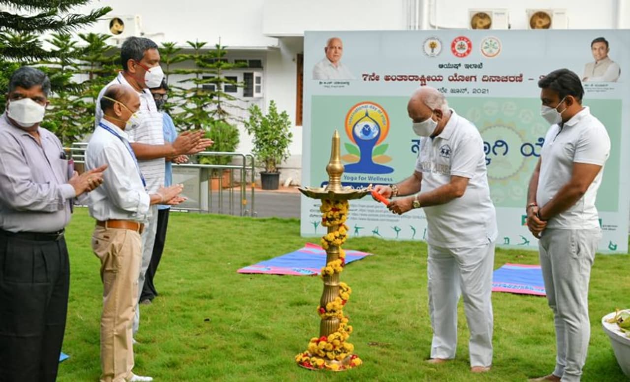 <p>ಇಂದು ಅಧಿಕೃತ ನಿವಾಸ 'ಕಾವೇರಿ'ಯಲ್ಲಿ, ಆಯುಷ್ ಇಲಾಖೆ ಆಯೋಜಿಸಿದ್ದ ಅಂತಾರಾಷ್ಟ್ರೀಯ ಯೋಗ ದಿನಾಚರಣೆ ಕಾರ್ಯಕ್ರಮಕ್ಕೆ ಚಾಲನೆ ನೀಡಿದ ಸಿಎಂ ಯಡಿಯೂರಪ್ಪ</p>