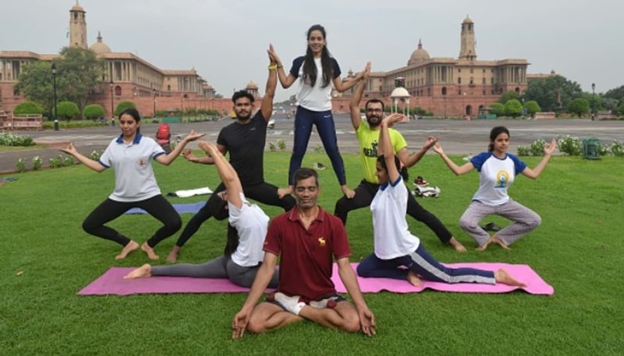 <p>ജൂൺ 21 അന്താരാഷ്ട്ര യോഗാ ദിനം. ‘യോഗ സൗഖ്യത്തിനായി’ എന്നതാണ് യുണൈറ്റഡ് നേഷൻസ് വെബ്സൈറ്റ് പ്രകാരം ഈ വർഷത്തെ തീം. ഈ കൊവിഡ് കാലത്തെ യോഗാദിനത്തിന് പ്രസക്തി ഏറെയാണ്. ഒരാളുടെ മാനസികവും ശാരീരികവുമായ ആരോഗ്യം മെച്ചപ്പെടുത്താന് നിത്യേനയുള്ള യോഗാപരിശീലനം സഹായിക്കും. </p> <p>ജൂൺ 21 അന്താരാഷ്ട്ര യോഗാ ദിനം. ‘യോഗ സൗഖ്യത്തിനായി’ എന്നതാണ് യുണൈറ്റഡ് നേഷൻസ് വെബ്സൈറ്റ് പ്രകാരം ഈ വർഷത്തെ തീം. ഈ കൊവിഡ് കാലത്തെ യോഗാദിനത്തിന് പ്രസക്തി ഏറെയാണ്. ഒരാളുടെ മാനസികവും ശാരീരികവുമായ ആരോഗ്യം മെച്ചപ്പെടുത്താന് നിത്യേനയുള്ള യോഗാപരിശീലനം സഹായിക്കും. </p>