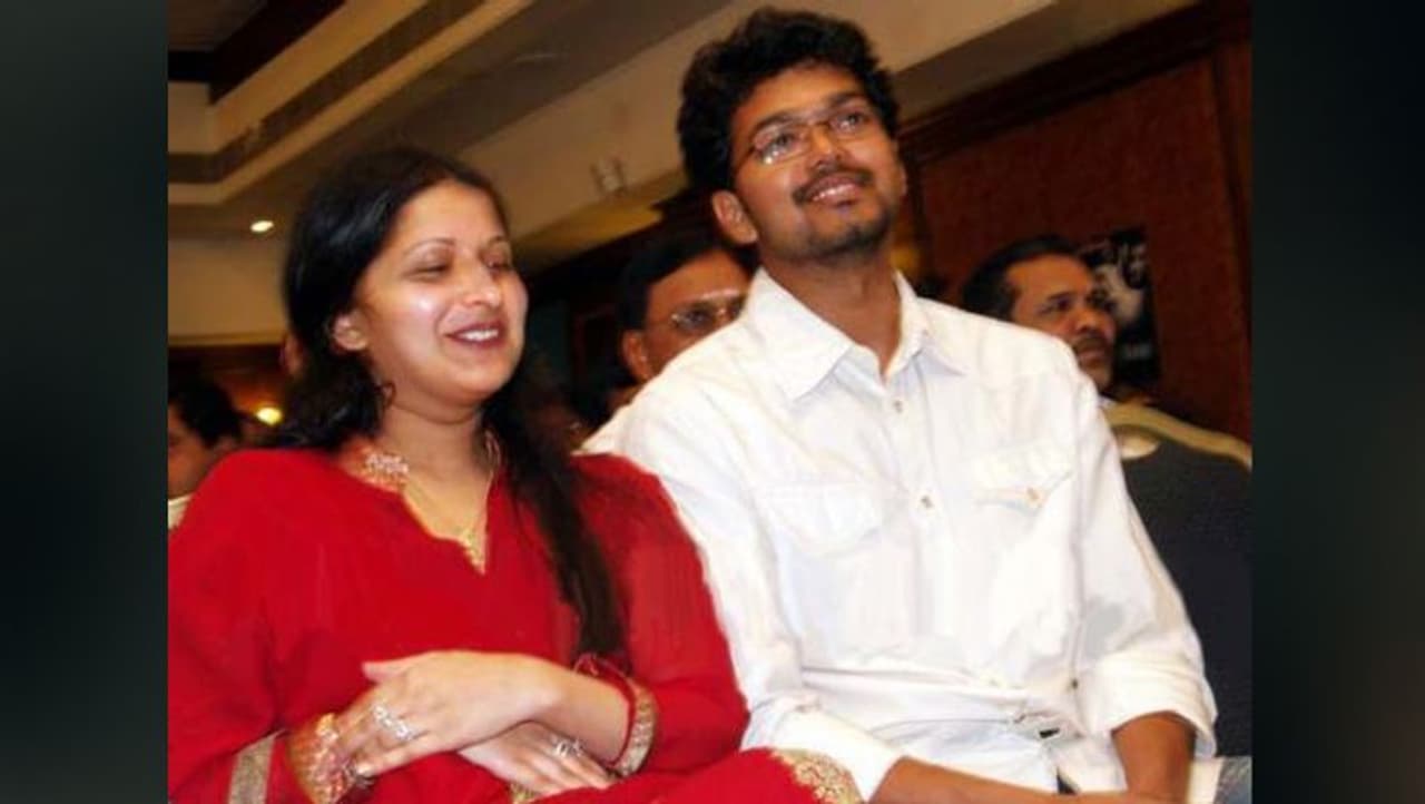 <p>தளபதி விஜய் நடித்து சூப்பர் ஹிட் வெற்றி பெற்ற 'பூவே உனக்காக' படத்தின் வெற்றிக்கு வாழ்த்து தெரிவிக்க அறிமுகம் ஆகி, பின்னர் விஜய்யின் வாழ்க்கை துணையாகவே மாறியவர் சங்கீதா.<br /> </p> <p>தளபதி விஜய் நடித்து சூப்பர் ஹிட் வெற்றி பெற்ற 'பூவே உனக்காக' படத்தின் வெற்றிக்கு வாழ்த்து தெரிவிக்க அறிமுகம் ஆகி, பின்னர் விஜய்யின் வாழ்க்கை துணையாகவே மாறியவர் சங்கீதா.<br /> </p>