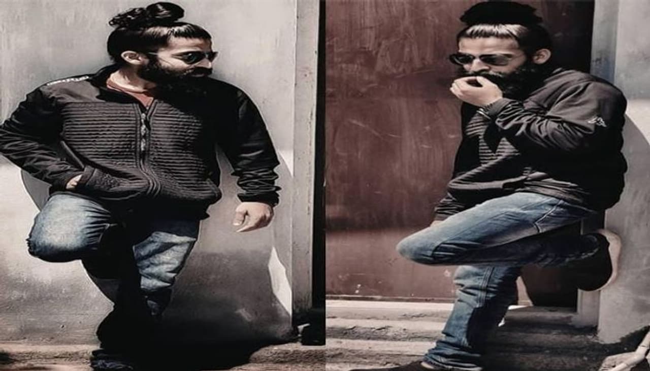 <p><strong>ವಿಘ್ನೇಶ್ ಆಚಾರ್ಯ ಕೋಟೆಕಾರ್ </strong><br />ವಿಘ್ನೇಶ್ ಆಚಾರ್ಯ ಕೋಟೆಕಾರ್ ಮಂಗಳೂರಿನ, ಕೋಟೆಕಾರು ಗ್ರಾಮದ ಯುವಕ. ಇವರ ತಂದೆ ಶಂಕರ ನಾರಾಯಣ ಆಚಾರ್ಯ ಮತ್ತು ತಾಯಿ ಭಾರತಿ. ವಿಘ್ನೇಶ್ ವೃತ್ತಿಯಲ್ಲಿ ಇಂಟೀರಿಯರ್ ಡಿಸೈನರ್. ಮಂಗಳೂರಿನ ಶ್ರೀದೇವಿ ಕಾಲೇಜಿನಲ್ಲಿ ಇಂಟೀರಿಯರ್ ಡಿಸೈನಿಂಗ್ ಪದವಿ ಪಡೆದಿದ್ದು, ಫ್ರೀ ಲ್ಯಾನ್ಸರ್ ಆಗಿ ತಮ್ಮದೇ ಆದ ಆಚಾರ್ಯ ಇಂಟೀರಿಯರ್ಸ್ನಲ್ಲಿ ಕಾರ್ಯ ನಿರ್ವಹಿಸುತ್ತಿದ್ದಾರೆ. ಸಮಸ್ಯೆಯಲ್ಲಿ ಸಿಲುಕಿರುವ ಹಾವುಗಳನ್ನು ರಕ್ಷಿಸುವುದು ಈ 26 ವರ್ಷದ ಯುವಕನ ನೆಚ್ಚಿನ ಹವ್ಯಾಸಗಳಲ್ಲೊಂದು.<br /> </p> <p><strong>ವಿಘ್ನೇಶ್ ಆಚಾರ್ಯ ಕೋಟೆಕಾರ್ </strong><br />ವಿಘ್ನೇಶ್ ಆಚಾರ್ಯ ಕೋಟೆಕಾರ್ ಮಂಗಳೂರಿನ, ಕೋಟೆಕಾರು ಗ್ರಾಮದ ಯುವಕ. ಇವರ ತಂದೆ ಶಂಕರ ನಾರಾಯಣ ಆಚಾರ್ಯ ಮತ್ತು ತಾಯಿ ಭಾರತಿ. ವಿಘ್ನೇಶ್ ವೃತ್ತಿಯಲ್ಲಿ ಇಂಟೀರಿಯರ್ ಡಿಸೈನರ್. ಮಂಗಳೂರಿನ ಶ್ರೀದೇವಿ ಕಾಲೇಜಿನಲ್ಲಿ ಇಂಟೀರಿಯರ್ ಡಿಸೈನಿಂಗ್ ಪದವಿ ಪಡೆದಿದ್ದು, ಫ್ರೀ ಲ್ಯಾನ್ಸರ್ ಆಗಿ ತಮ್ಮದೇ ಆದ ಆಚಾರ್ಯ ಇಂಟೀರಿಯರ್ಸ್ನಲ್ಲಿ ಕಾರ್ಯ ನಿರ್ವಹಿಸುತ್ತಿದ್ದಾರೆ. ಸಮಸ್ಯೆಯಲ್ಲಿ ಸಿಲುಕಿರುವ ಹಾವುಗಳನ್ನು ರಕ್ಷಿಸುವುದು ಈ 26 ವರ್ಷದ ಯುವಕನ ನೆಚ್ಚಿನ ಹವ್ಯಾಸಗಳಲ್ಲೊಂದು.<br /> </p>